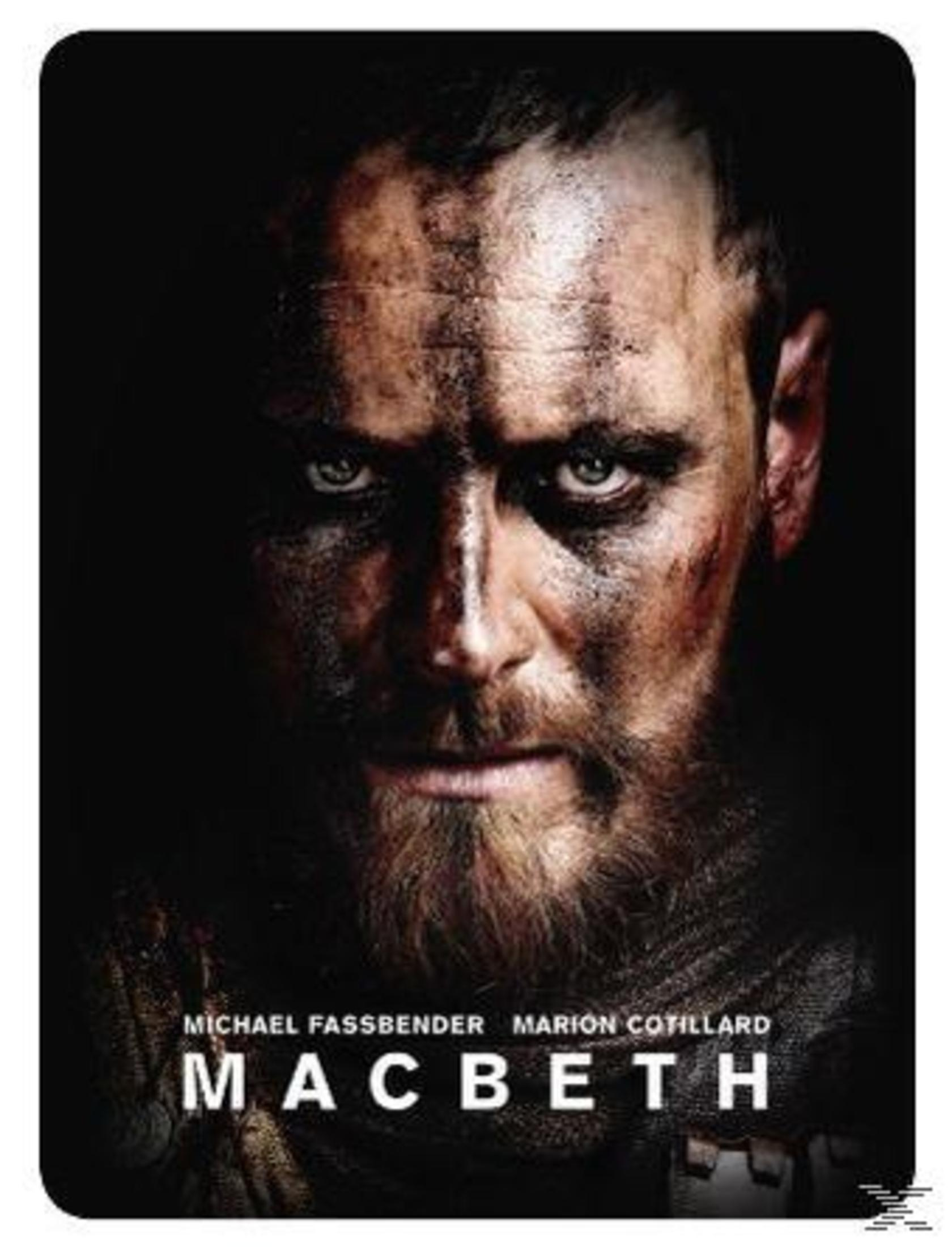 Ein Mann mit schmutzigem Gesicht schaut direkt an, im Hintergrund dunkler Schauplatz des Films Macbeth.