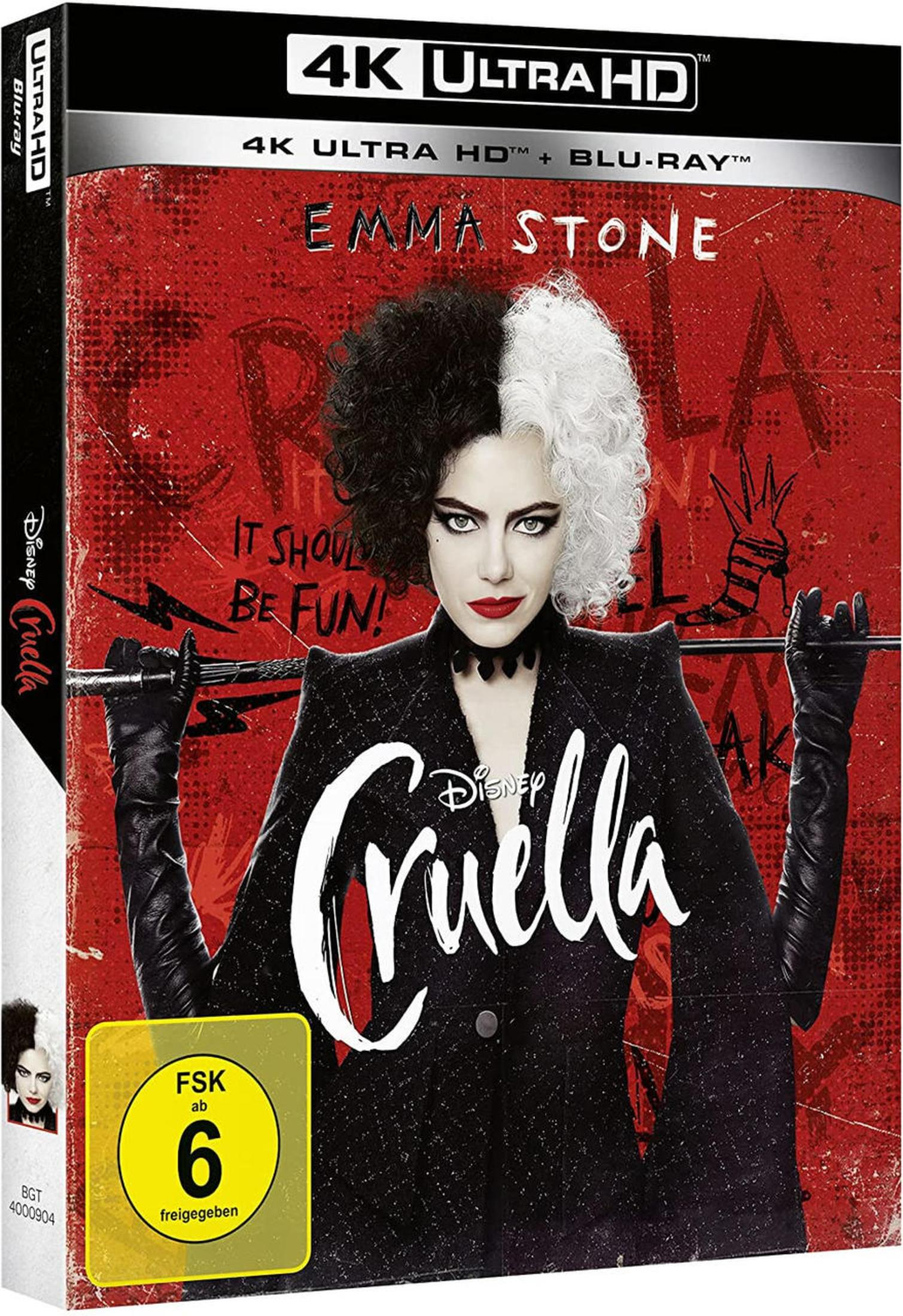 Emma Stone als Cruella in schwarz-weißem Haar und Outfit vor rotem Hintergrund auf Blu-ray.