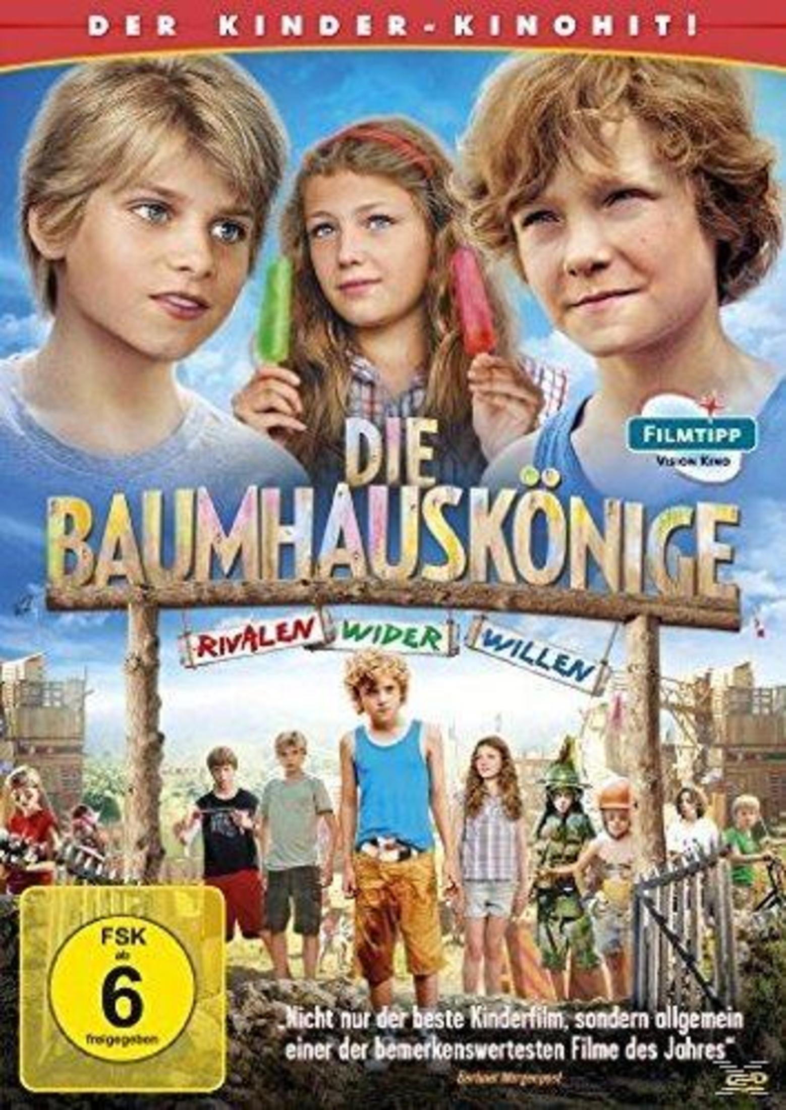 Filmposter für Die Baumhauskönige mit drei Kindern und Eis am Stiel über einer Gruppe von Kindern am Holztor.