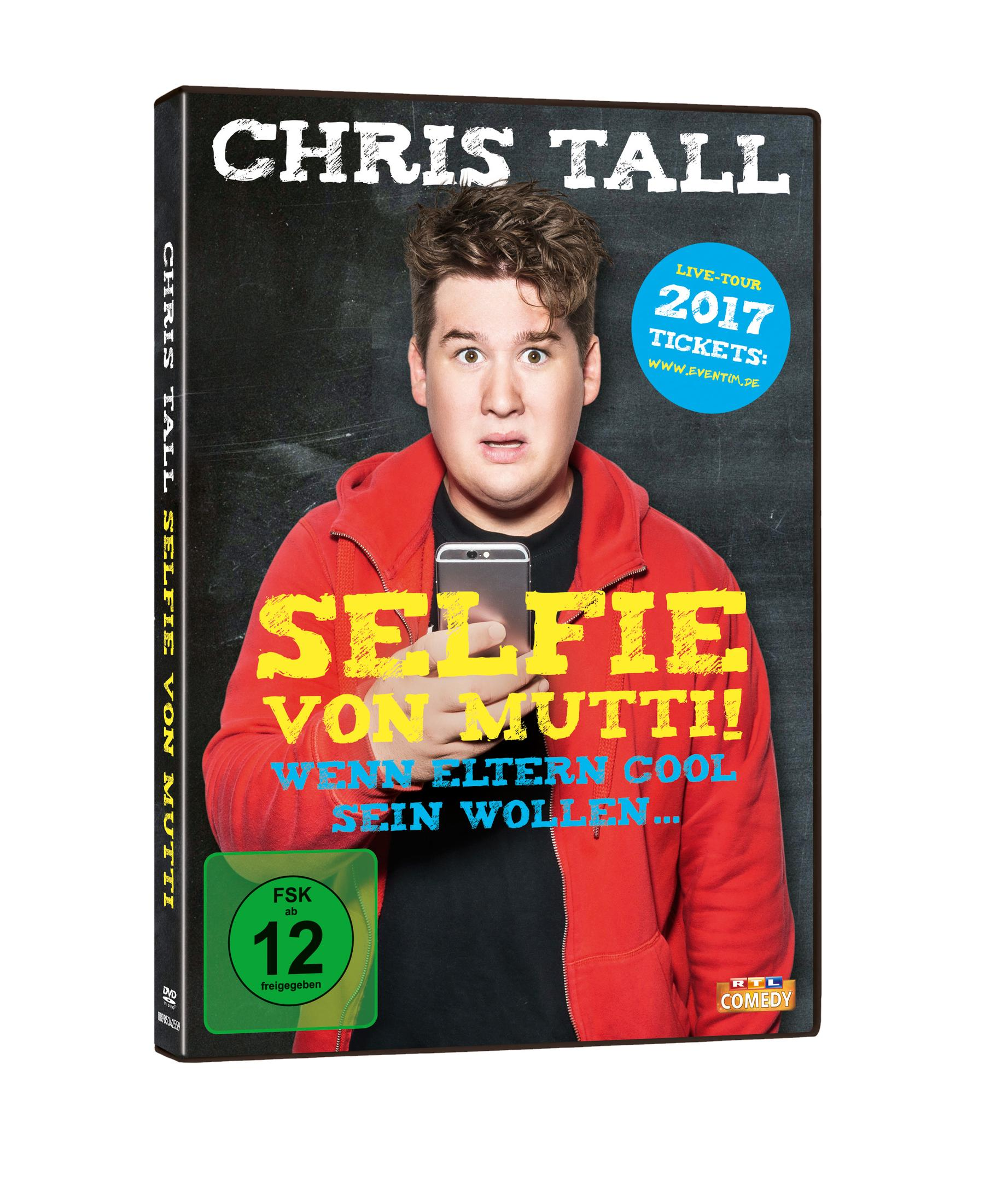 DVD-Cover von Chris Tall: Selfie von Mutti! mit Comedian in rotem Hoodie und Smartphone vor schwarzer Tafel.