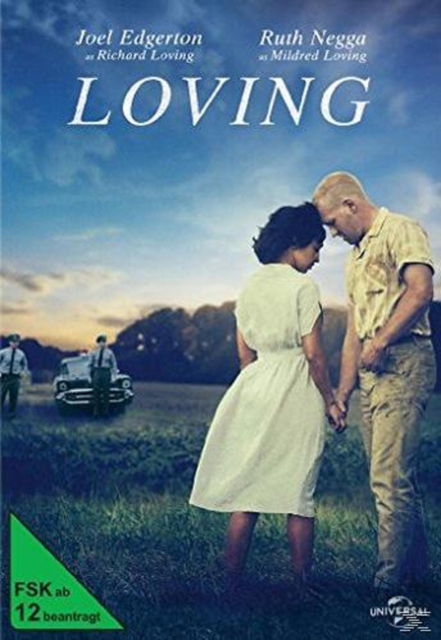 Filmplakat von Loving, ein Paar steht in einer Wiese und berührt sich die Köpfe, im Hintergrund ein Polizeiauto.