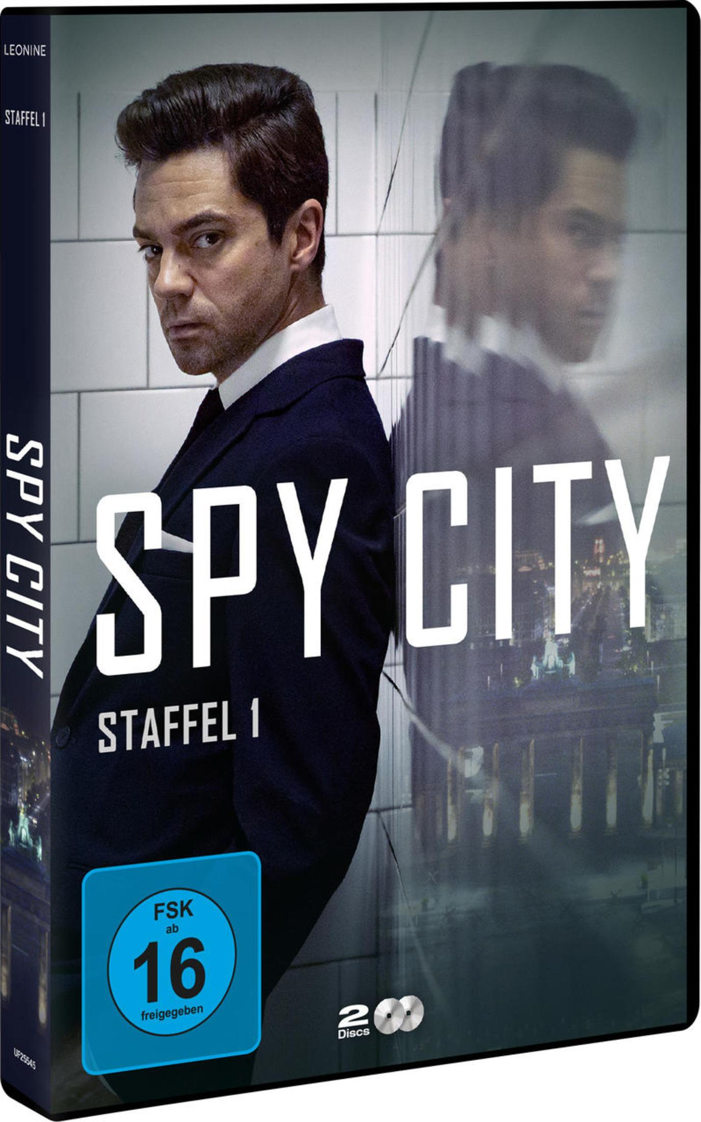 DVD-Cover von Spy City Staffel 1 mit einem Mann im Anzug vor einer reflektierenden Wand mit nächtlicher Stadt.