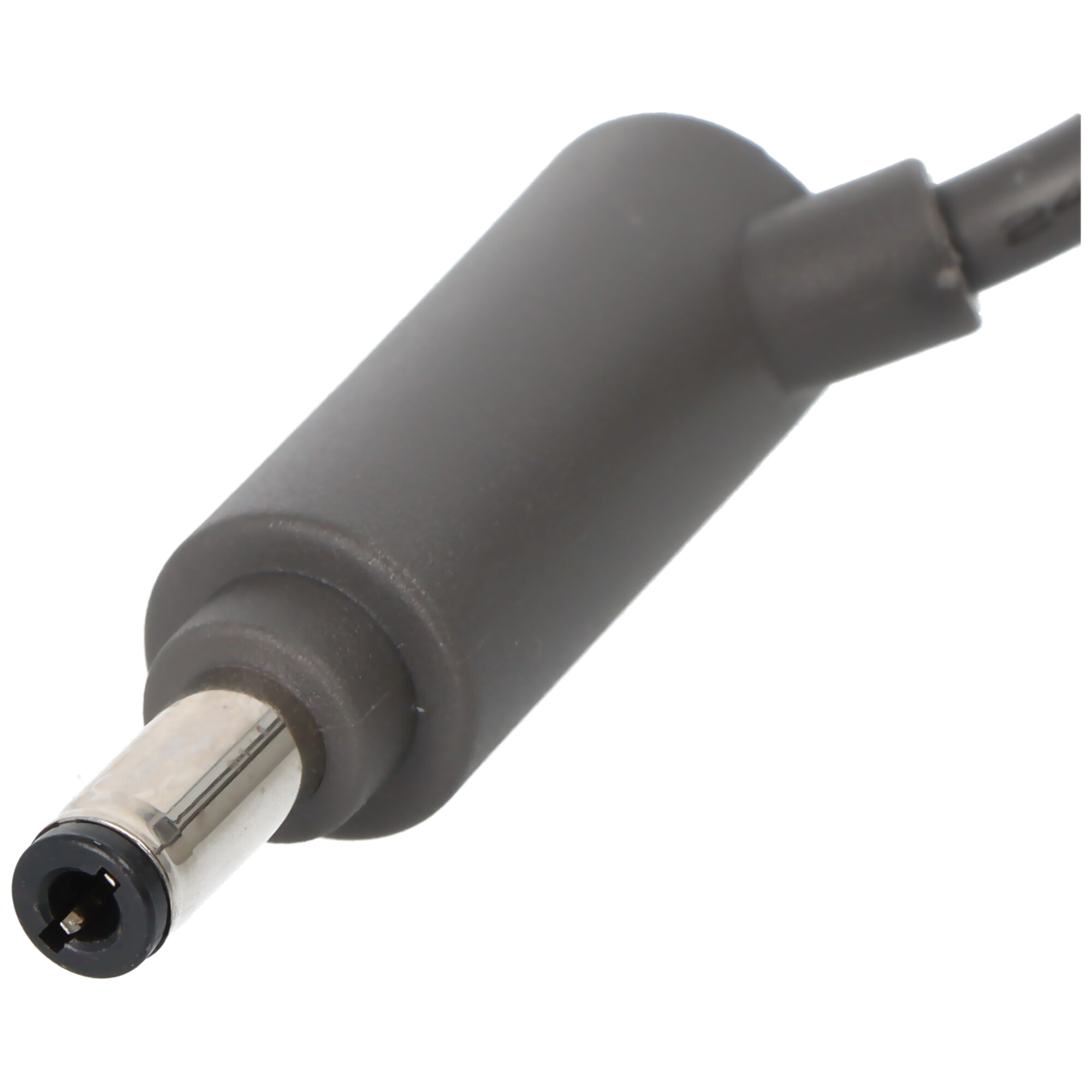 Ein schwarzer AC-Adapter-Stecker mit Metallstift vor weißem Hintergrund.