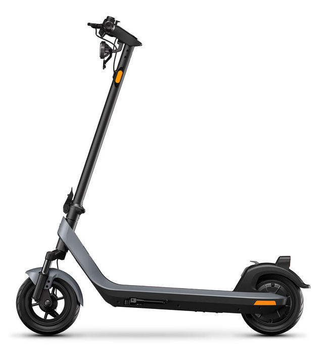 Ein grauer und schwarzer E-Scooter auf weißem Hintergrund mit zwei kleinen Rädern und einem Scheinwerfer.