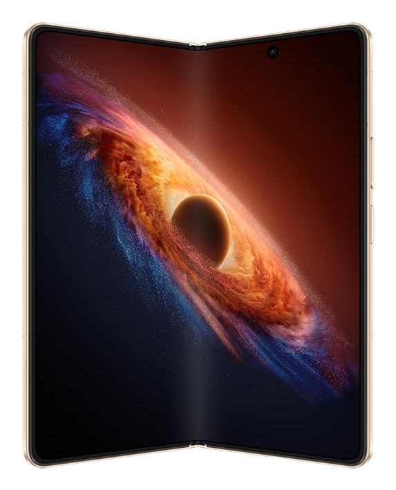 Uno smartphone pieghevole che mostra uno sfondo di galassia colorato sullo schermo aperto.