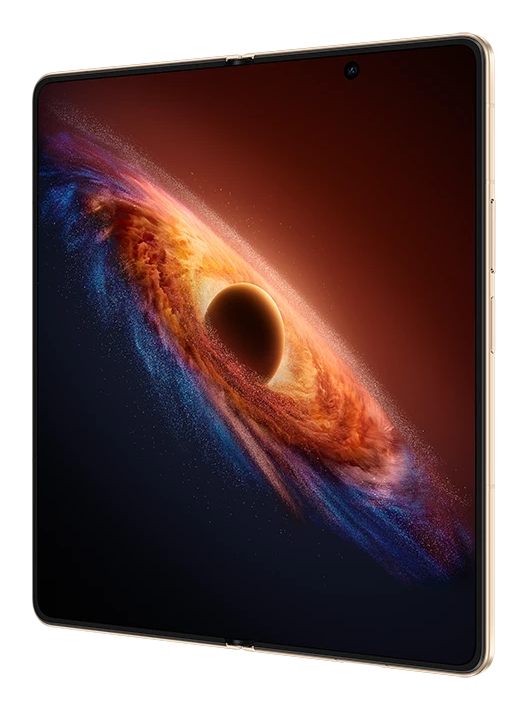 Uno smartphone pieghevole mostra sullo schermo una colorata galassia a spirale cosmica con un centro scuro.
