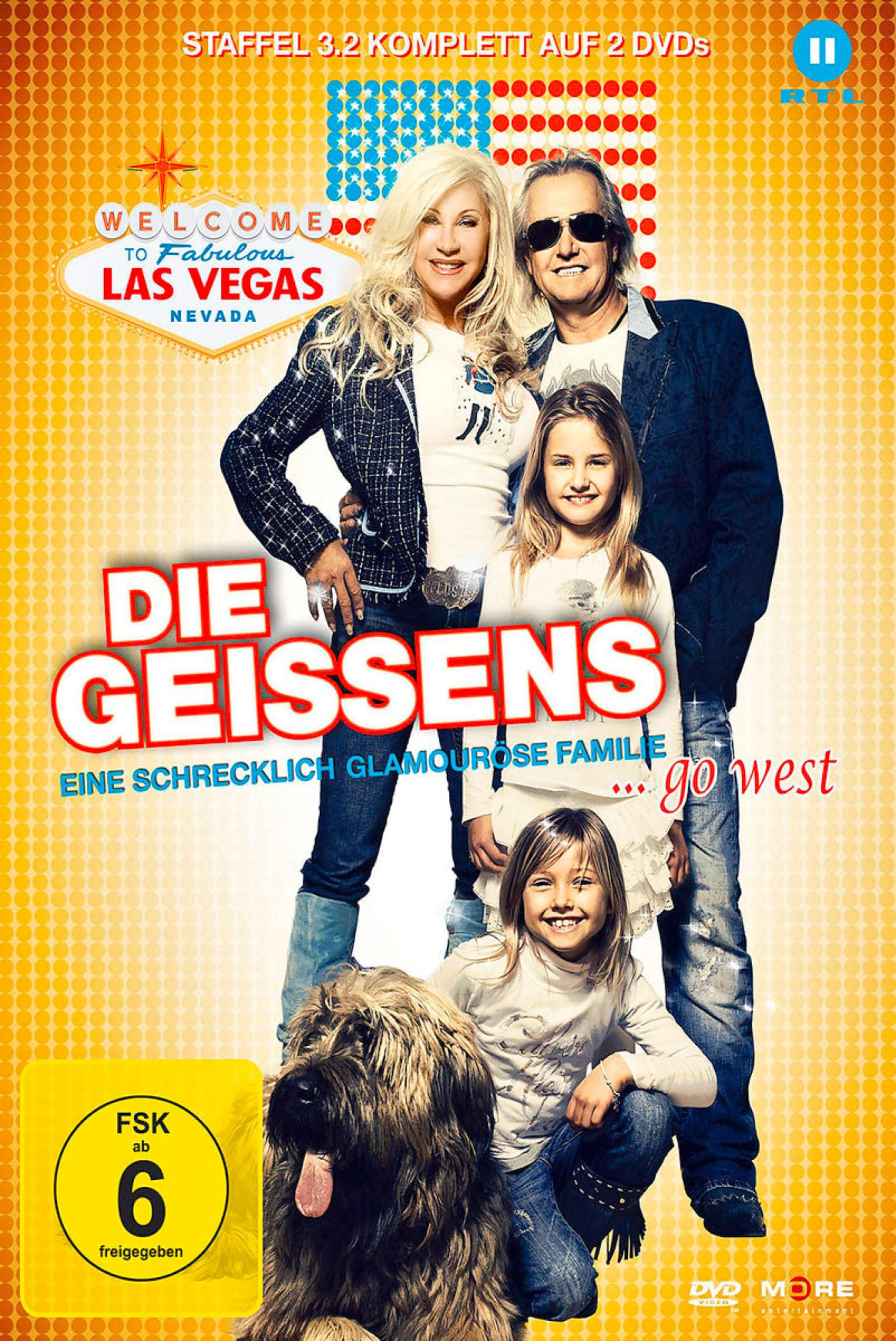 Eine Familie mit zwei Töchtern und einem Hund posiert vor einem Las-Vegas-Hintergrund.