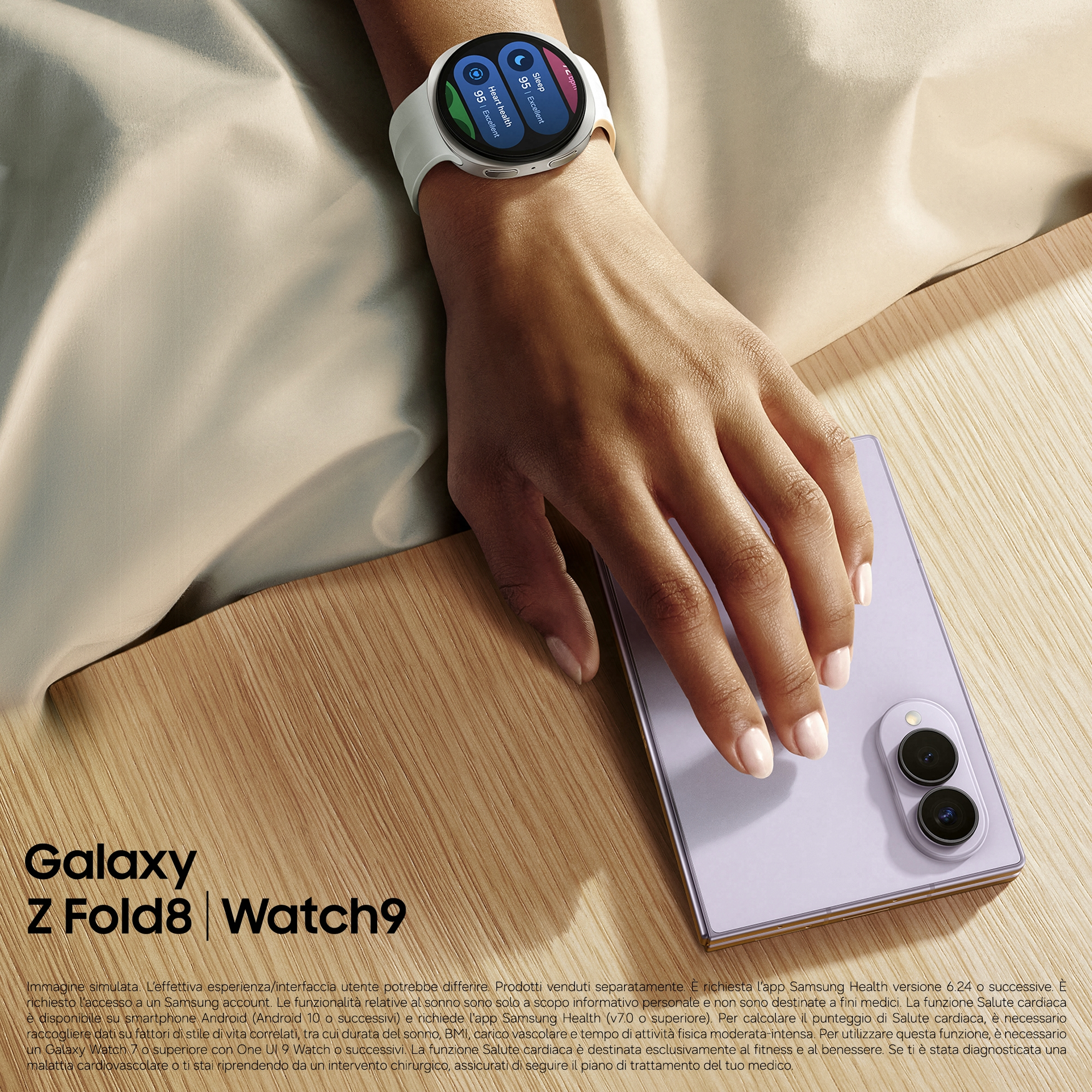 Main avec montre connectée et smartphone sur table en bois au lit.