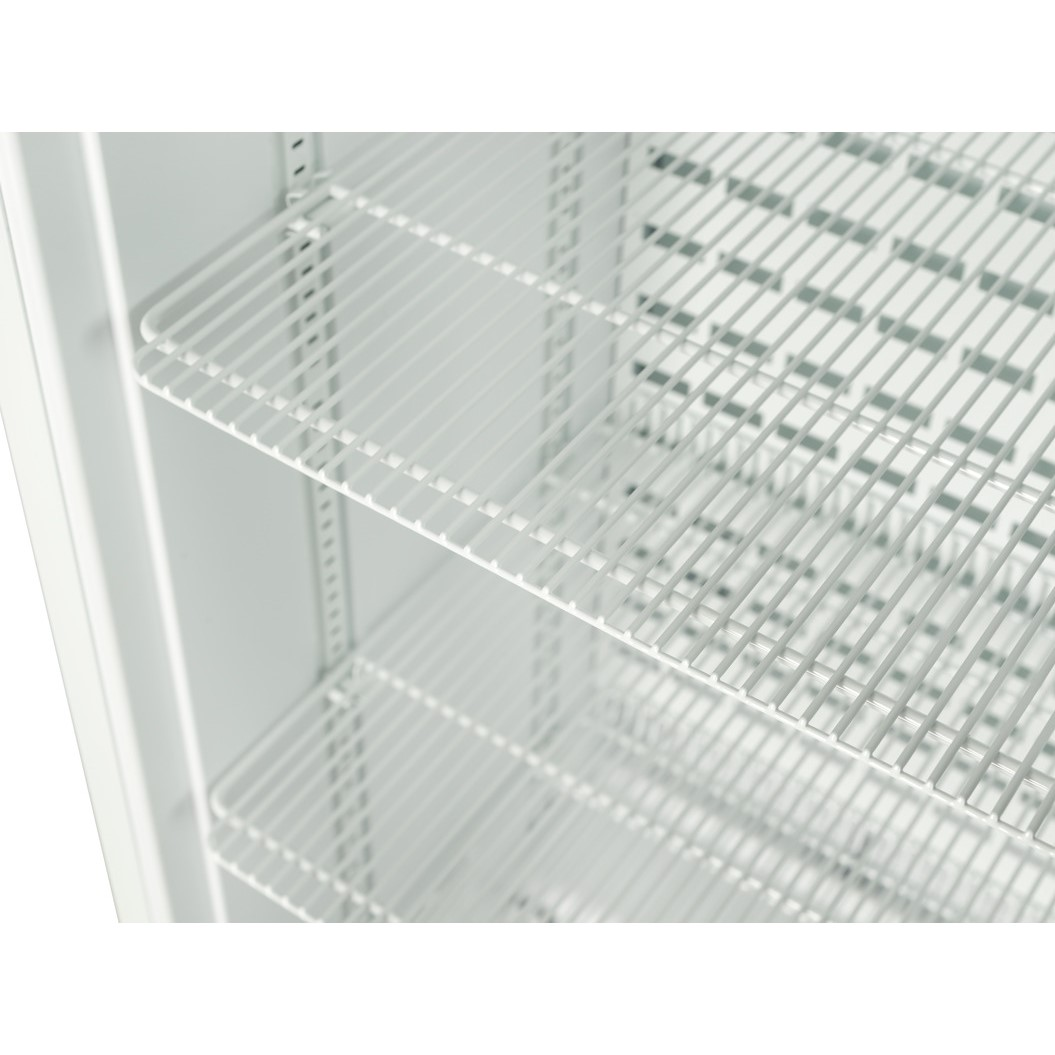 L'interno di un frigorifero bianco con ripiani in filo metallico regolabili.