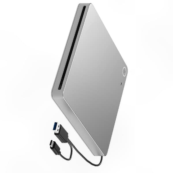 Ein schlankes silbernes externes CD/DVD-Laufwerk mit angeschlossenem USB-A- und USB-C-Kabel auf weißem Hintergrund.