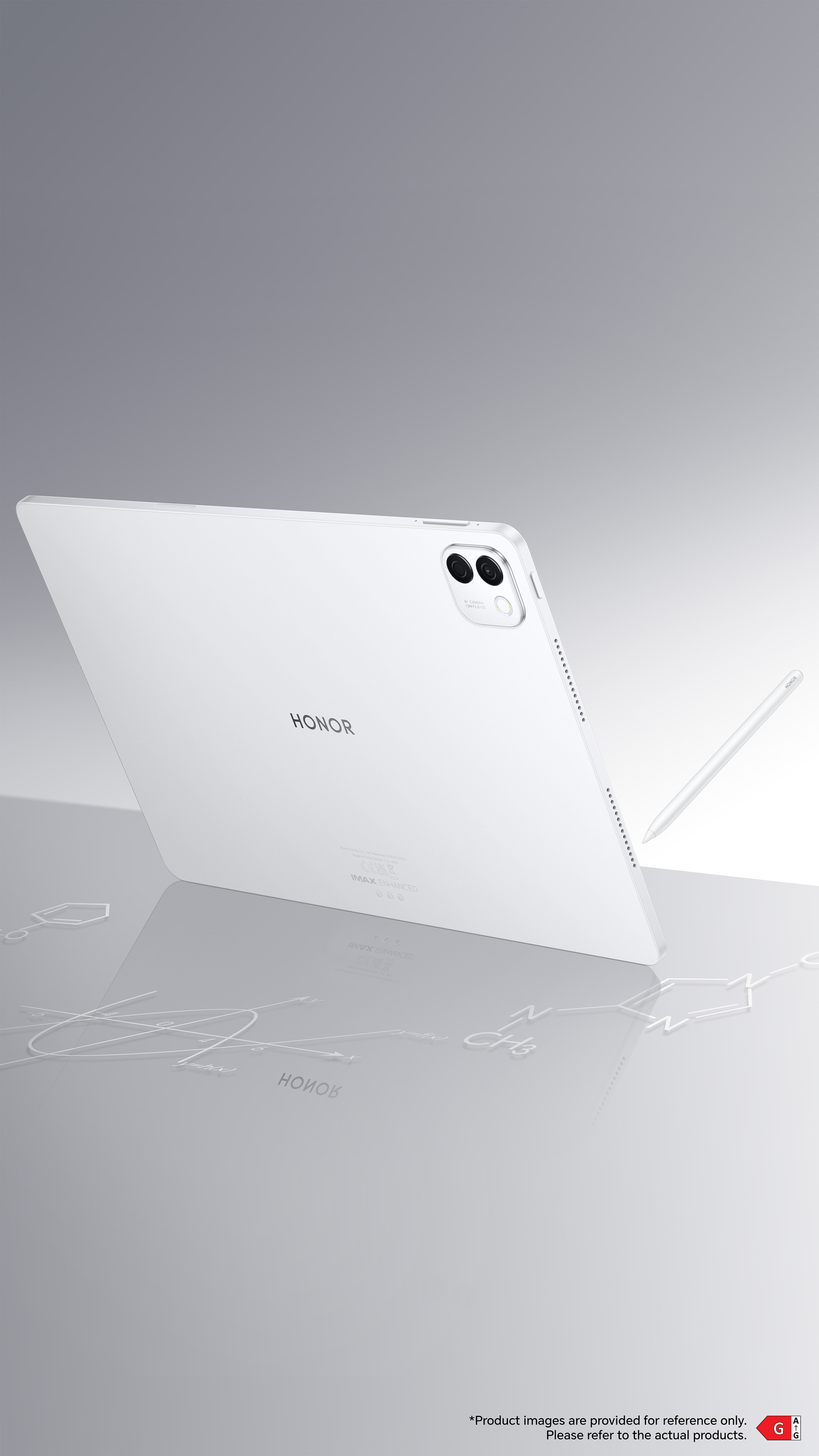 Una tablet plateada HONOR con lápiz óptico sobre una superficie reflectante con fórmulas químicas.
