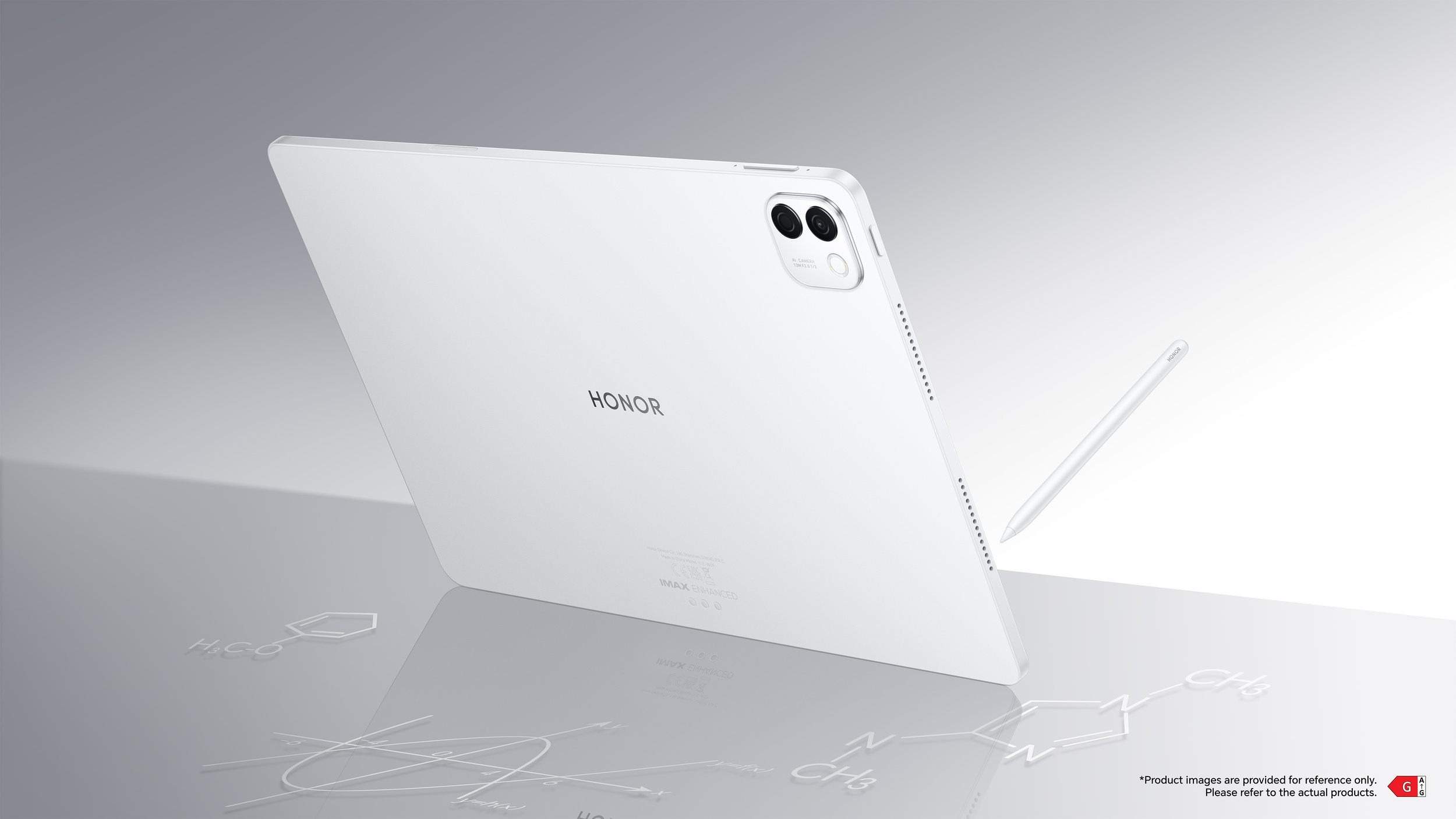 Una tableta Honor plateada con doble cámara y lápiz óptico se encuentra sobre una superficie reflectante con fórmulas químicas.