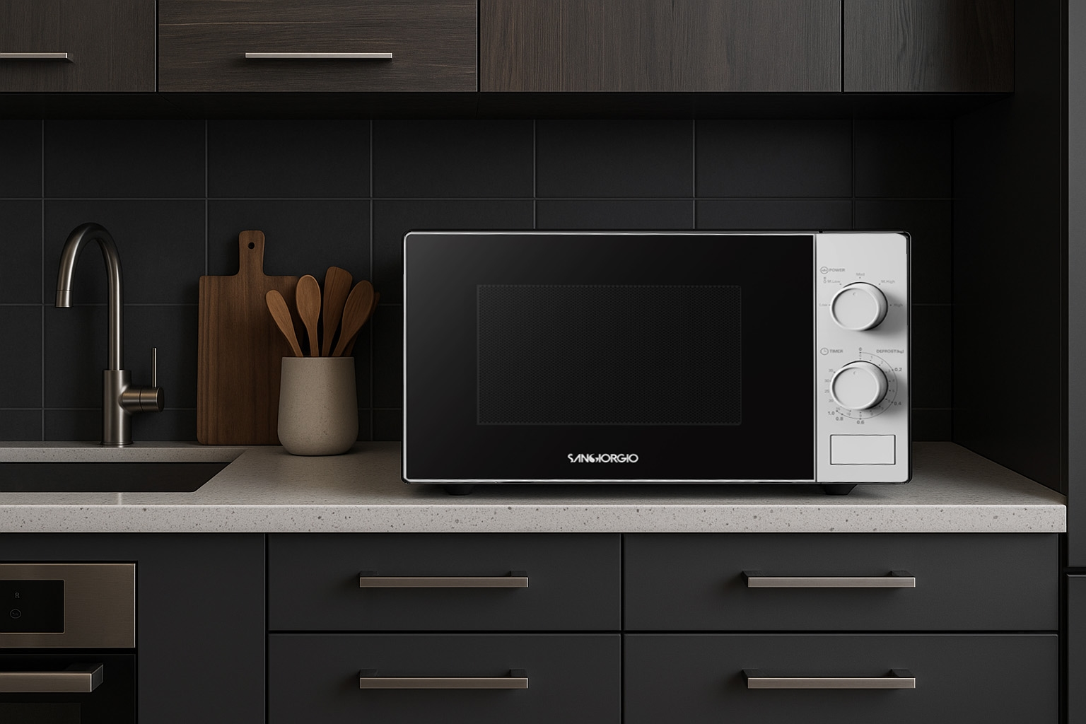 Un forno a microonde bianco e nero si trova su un piano di lavoro grigio vicino a un lavandino e utensili.