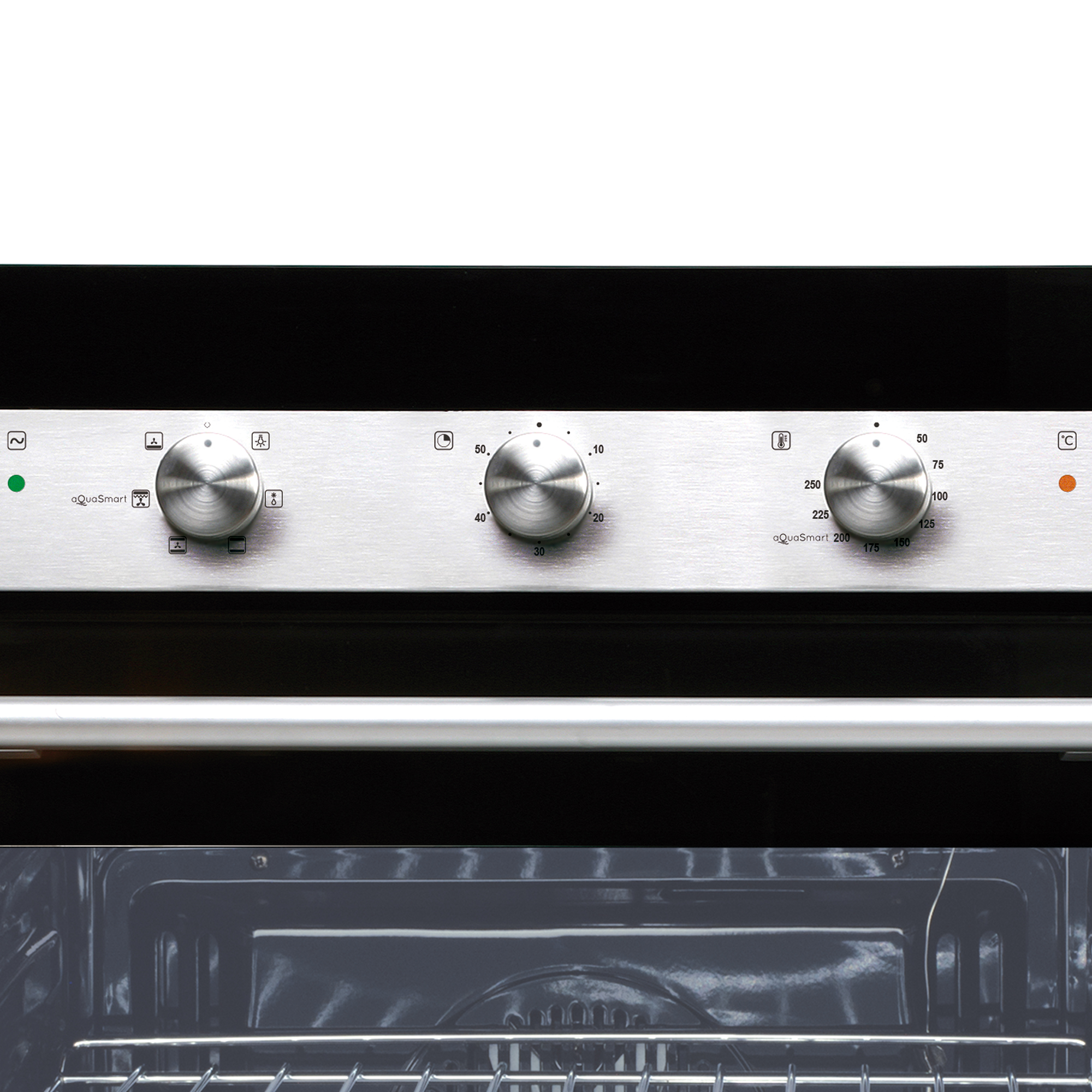 Panel de control de un horno negro moderno con tres perillas giratorias plateadas e indicadores en metal.