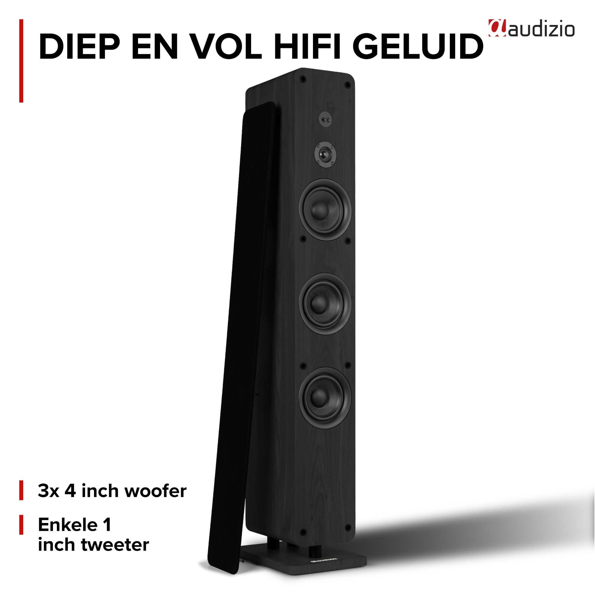 Un altavoz de suelo Audizio HiFi alto y negro con tres woofers y un tweeter sobre un fondo blanco.