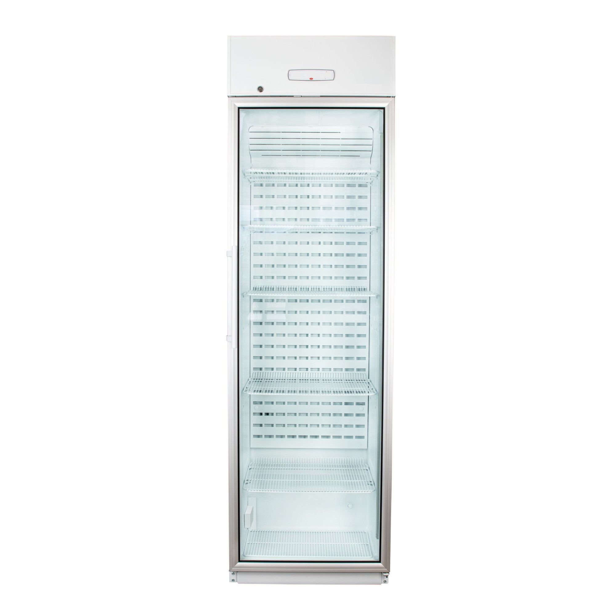 Un frigorifero commerciale bianco con porta in vetro e ripiani interni su sfondo bianco.