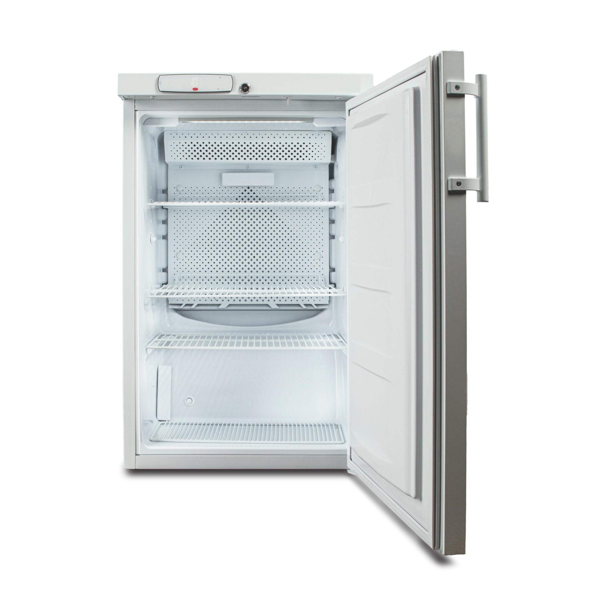 Un piccolo frigorifero bianco aperto con ripiani in filo metallico su sfondo bianco.