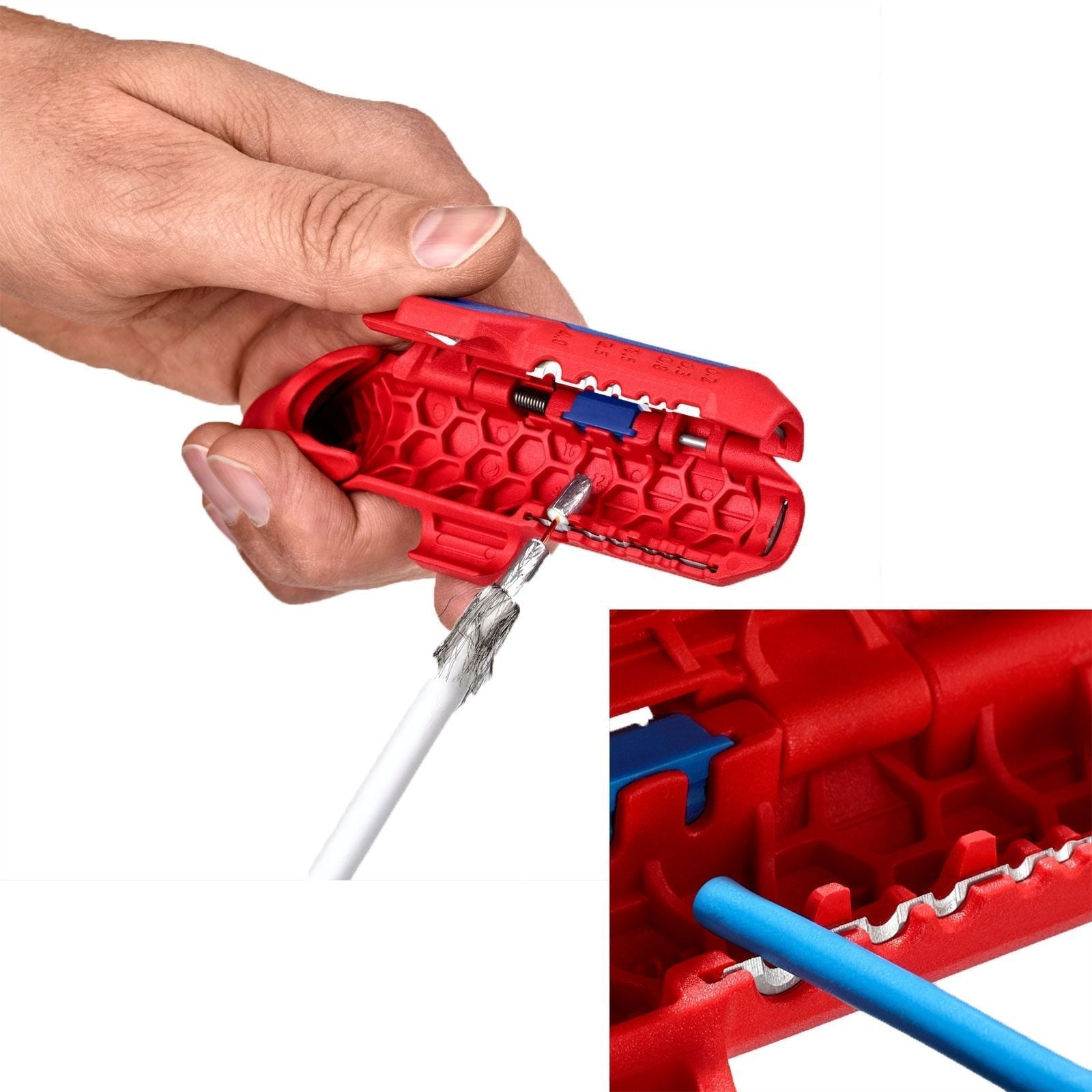 Una mano tiene uno strumento spelafili rosso con lame e inserti visibili.