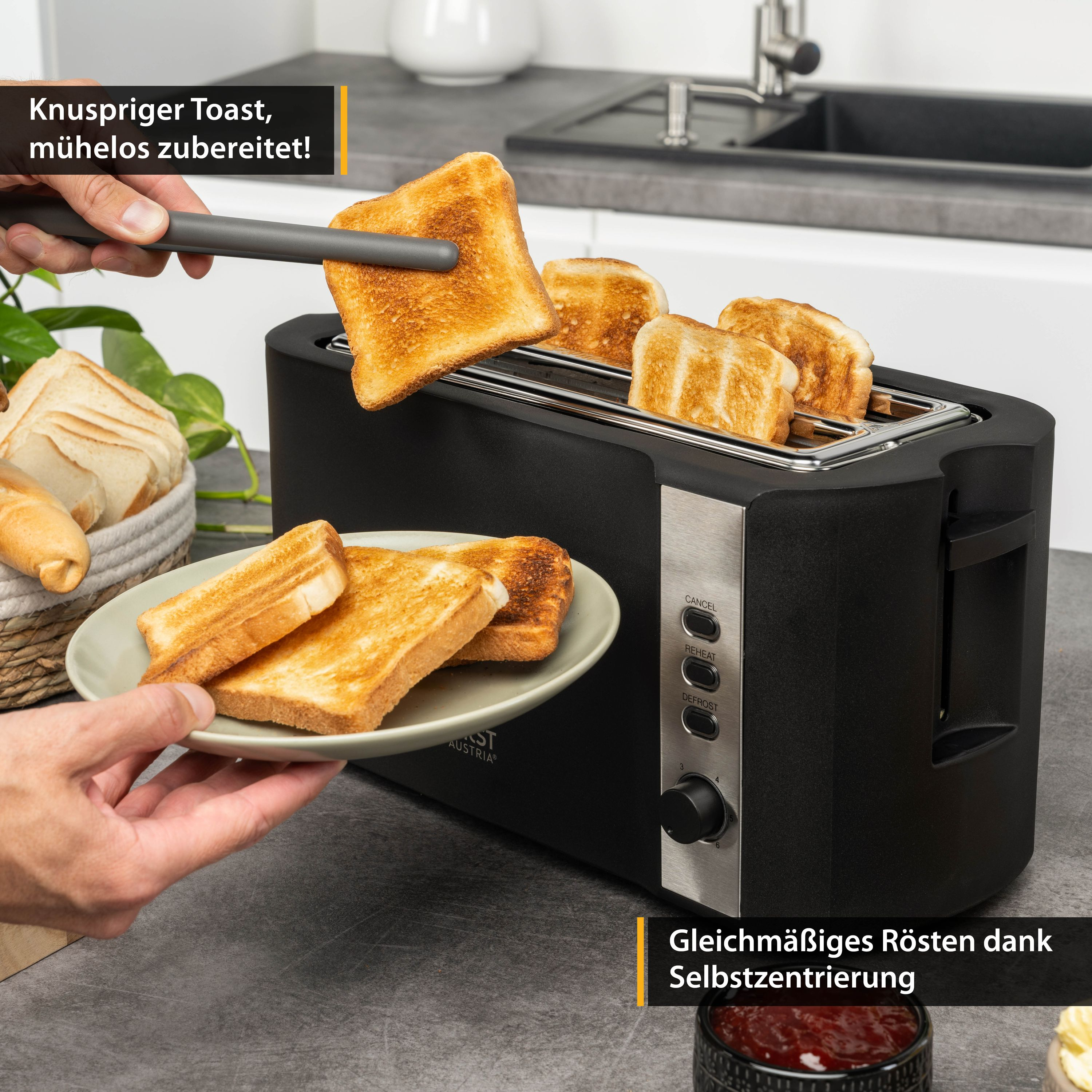 Eine Person nimmt mit einer Zange goldenen Toast aus einem schwarzen Toaster und hält einen Teller mit Brot.