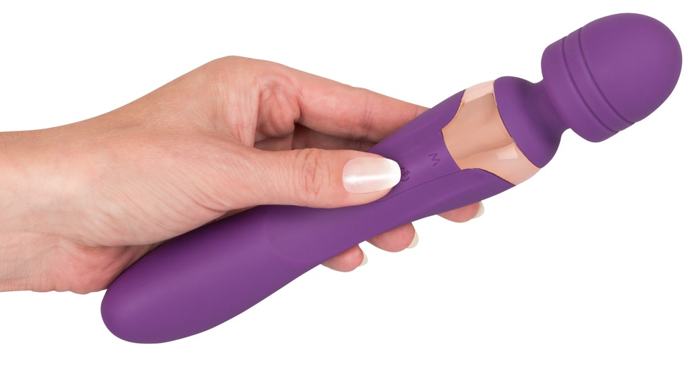 Eine Hand hält einen violetten Stabvibrator mit roségoldenen Akzenten.