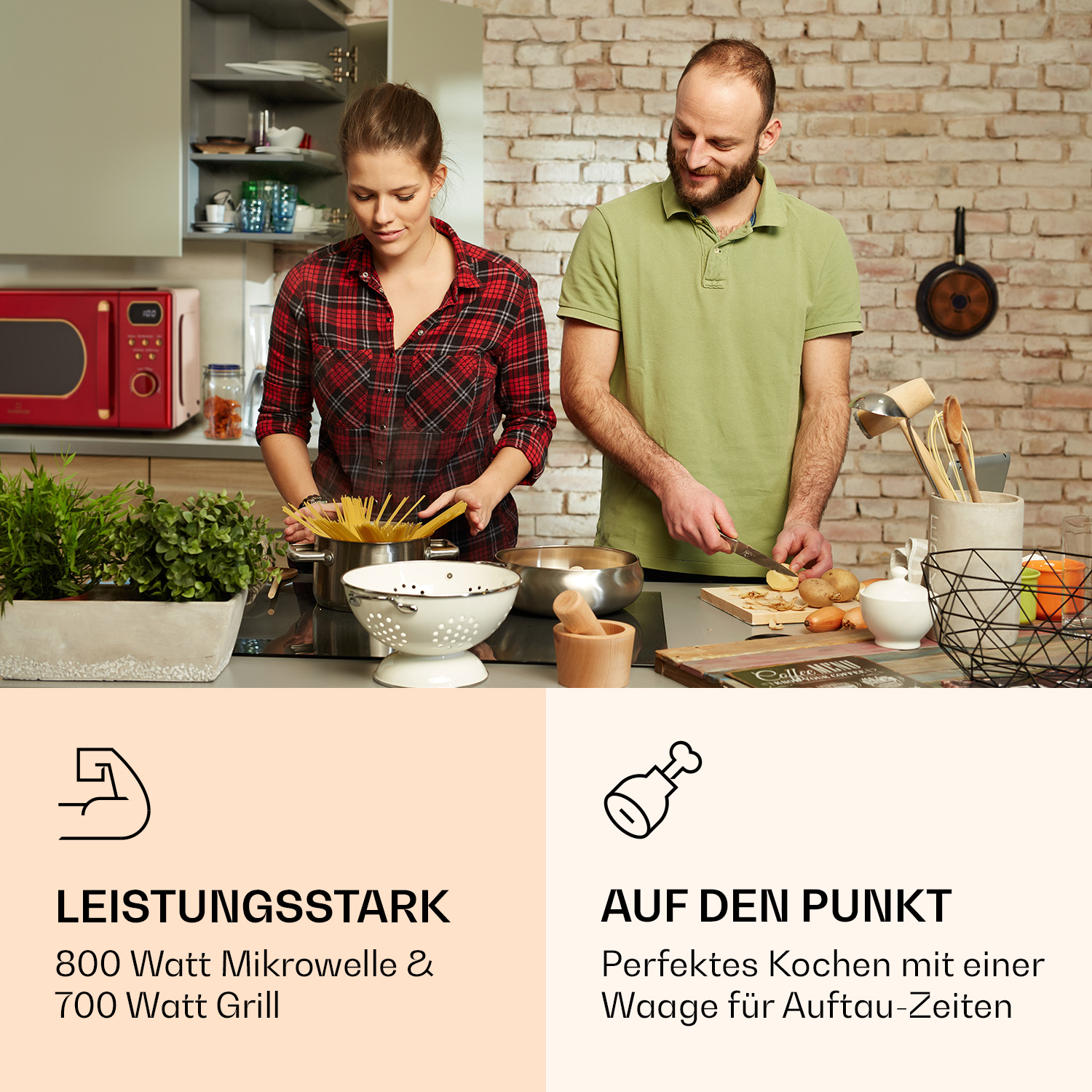 Ein Paar kocht gemeinsam in einer modernen Küche mit Backsteinwand. Unten Text zu Mikrowelle und Kochen.