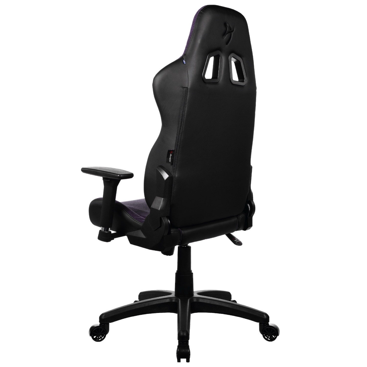 Sedia da gaming nera vista da dietro, con dettagli viola, braccioli e ruote su sfondo bianco.