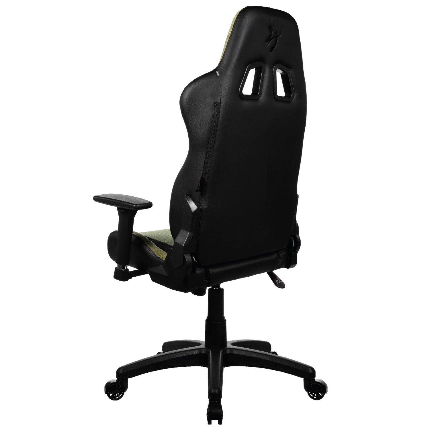 Rückansicht eines schwarzen Gaming-Stuhls mit Rollen vor weißem Hintergrund.
