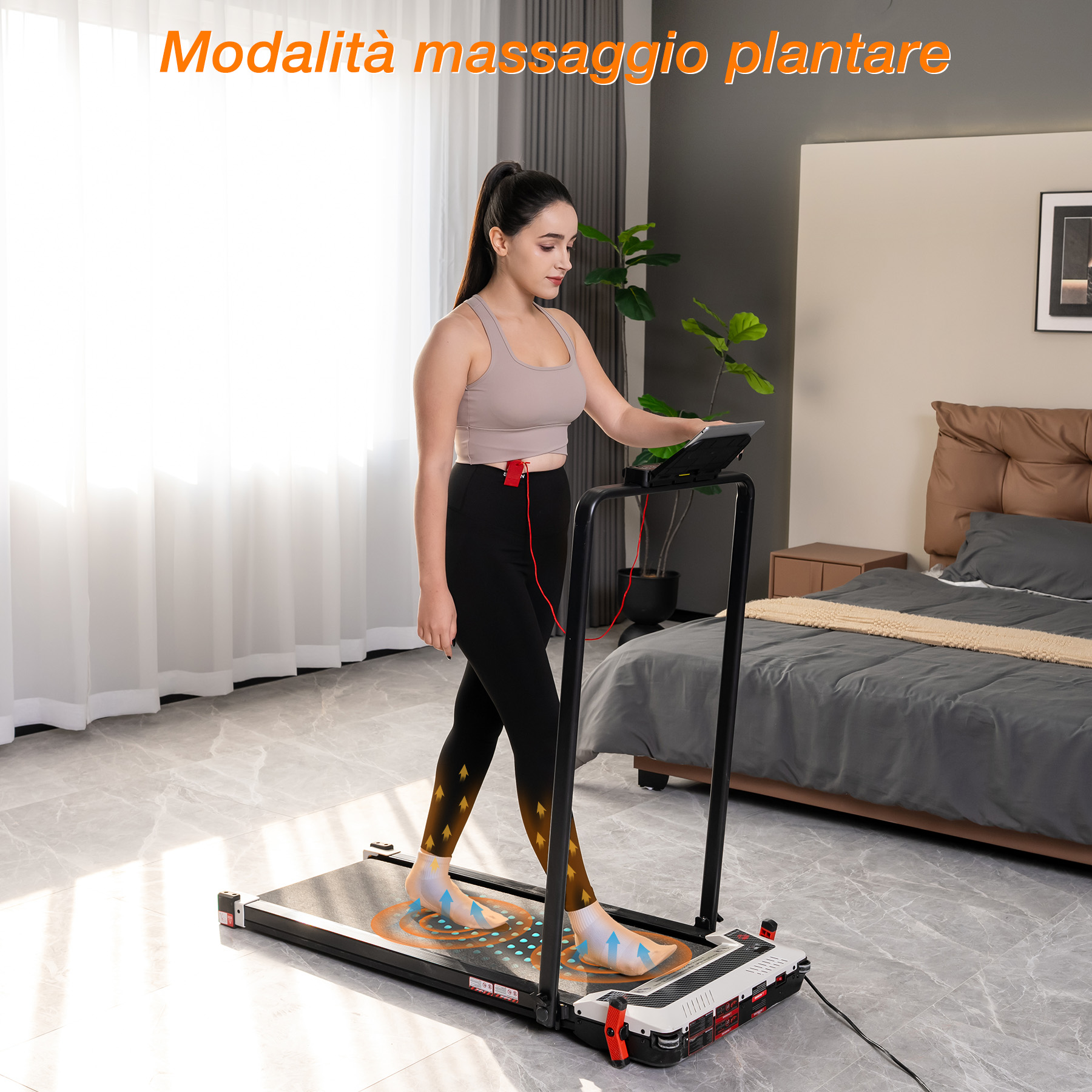 Una donna in abbigliamento sportivo cammina su un tapis roulant compatto in camera da letto con grafico di massaggio.