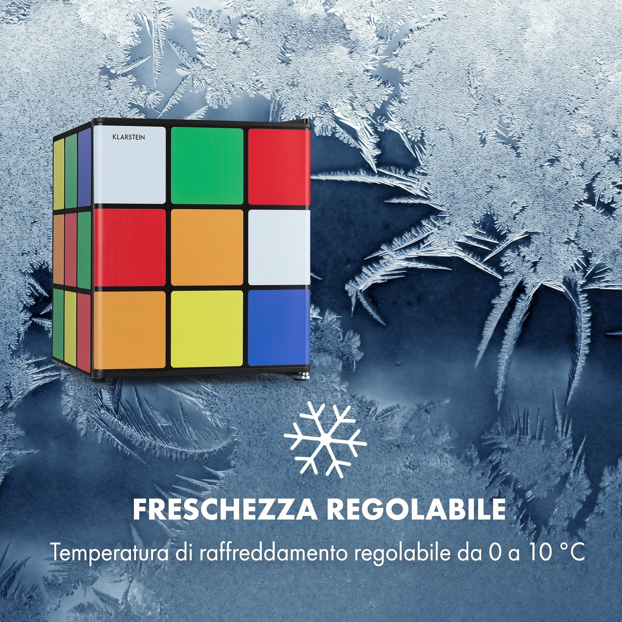 Ein Kühlschrank im Rubiks-Wuerfel-Design vor eisiger Hintergrund mit Text.
