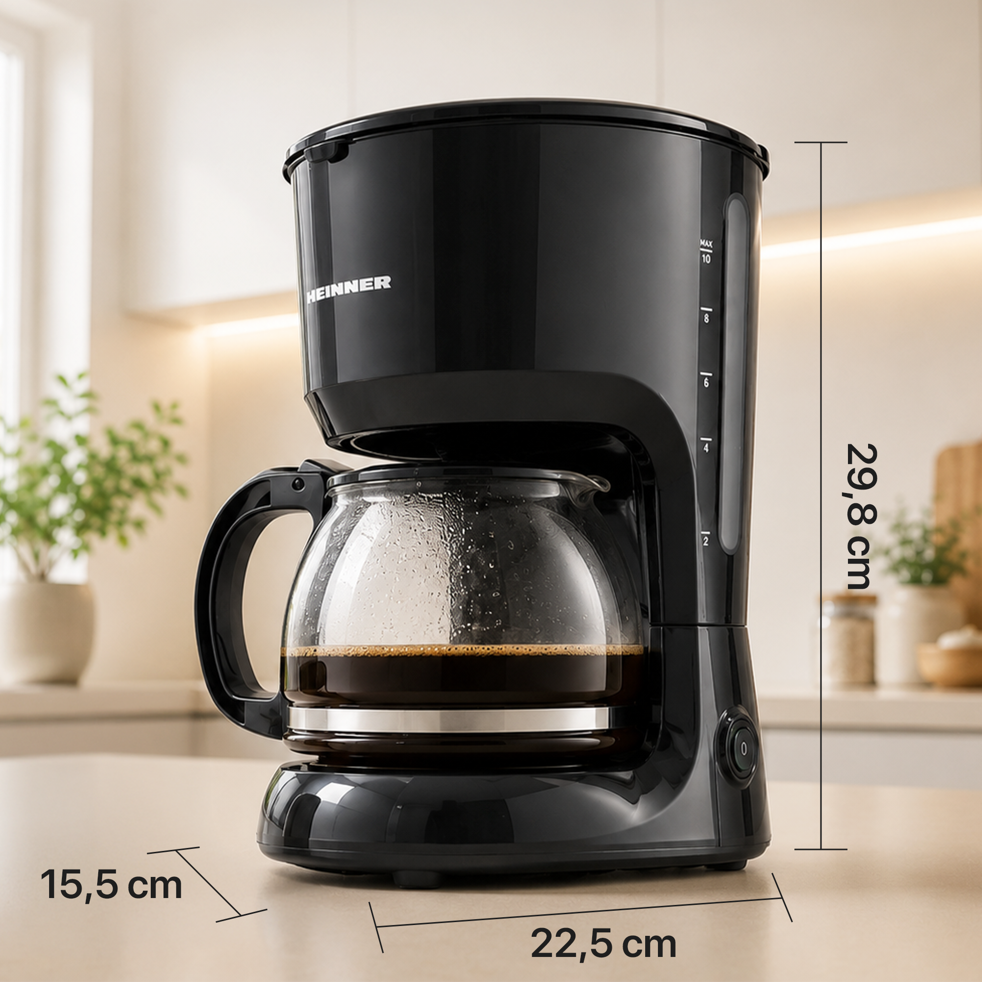 Cafetière filtre Heinner noire avec verseuse en verre et dimensions sur un comptoir.