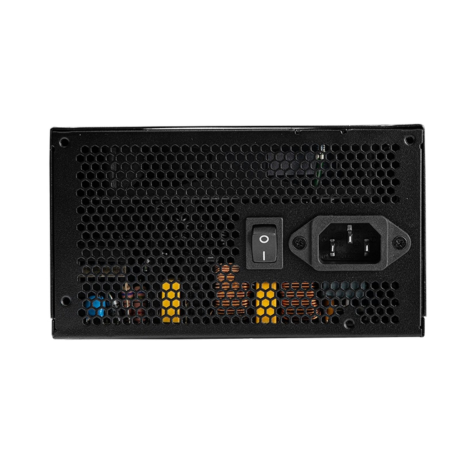 Zwarte pc-voeding met honingraatventilatie, aan/uit-schakelaar en AC-ingang op een witte achtergrond.