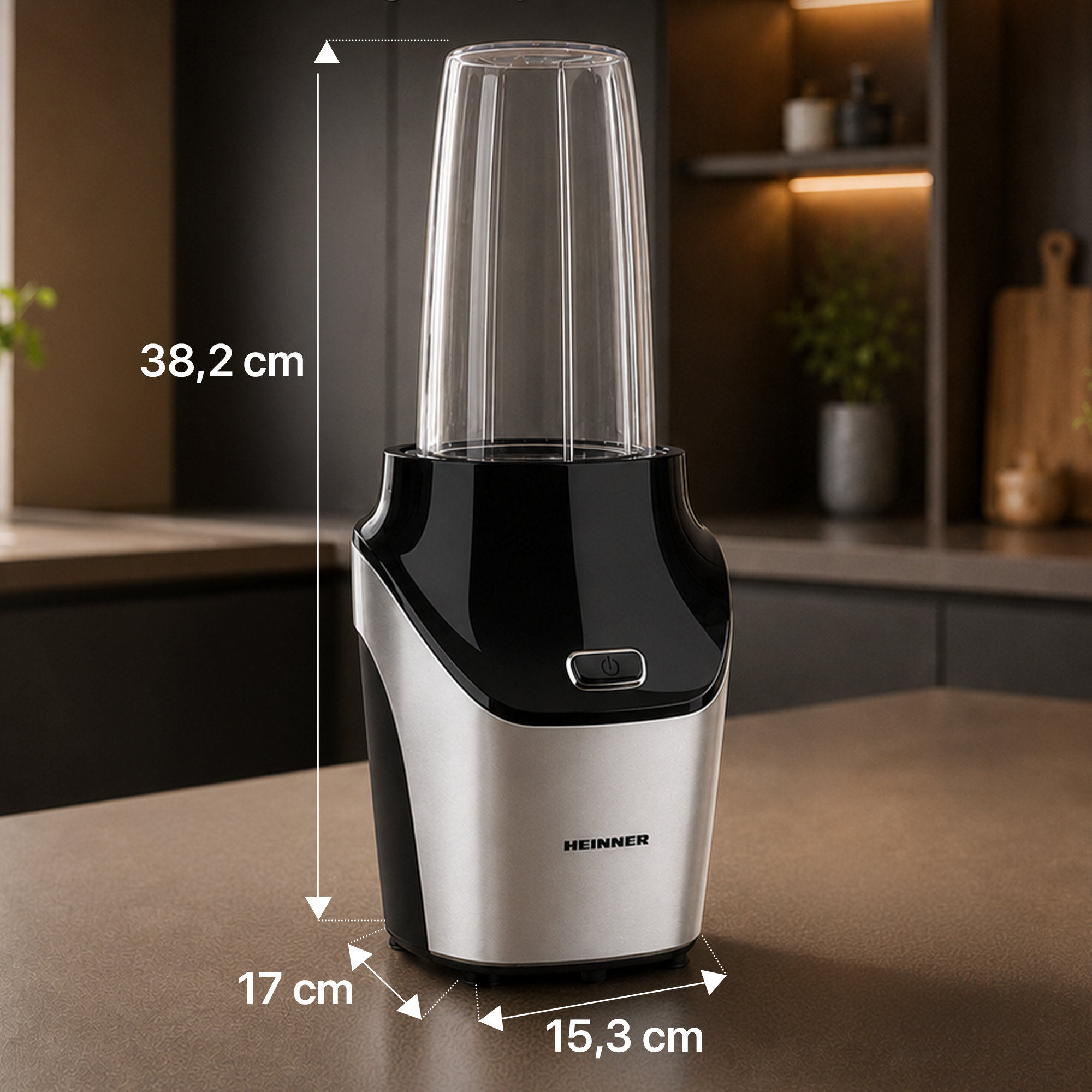 Ein schwarzer und silberner Heinner-Blender steht auf einer Küchenarbeitsplatte, mit Größenangaben in Zentimetern.