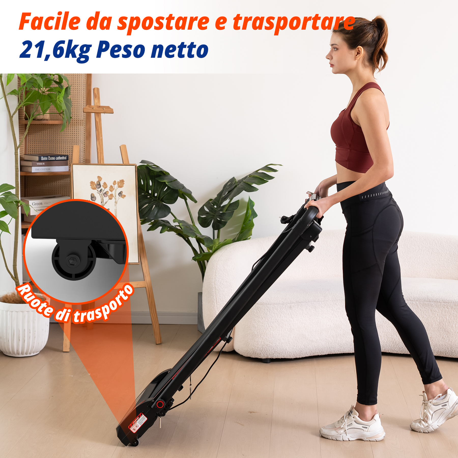 Una donna in abbigliamento sportivo trasporta un tapis roulant leggero con ruote in una stanza luminosa.