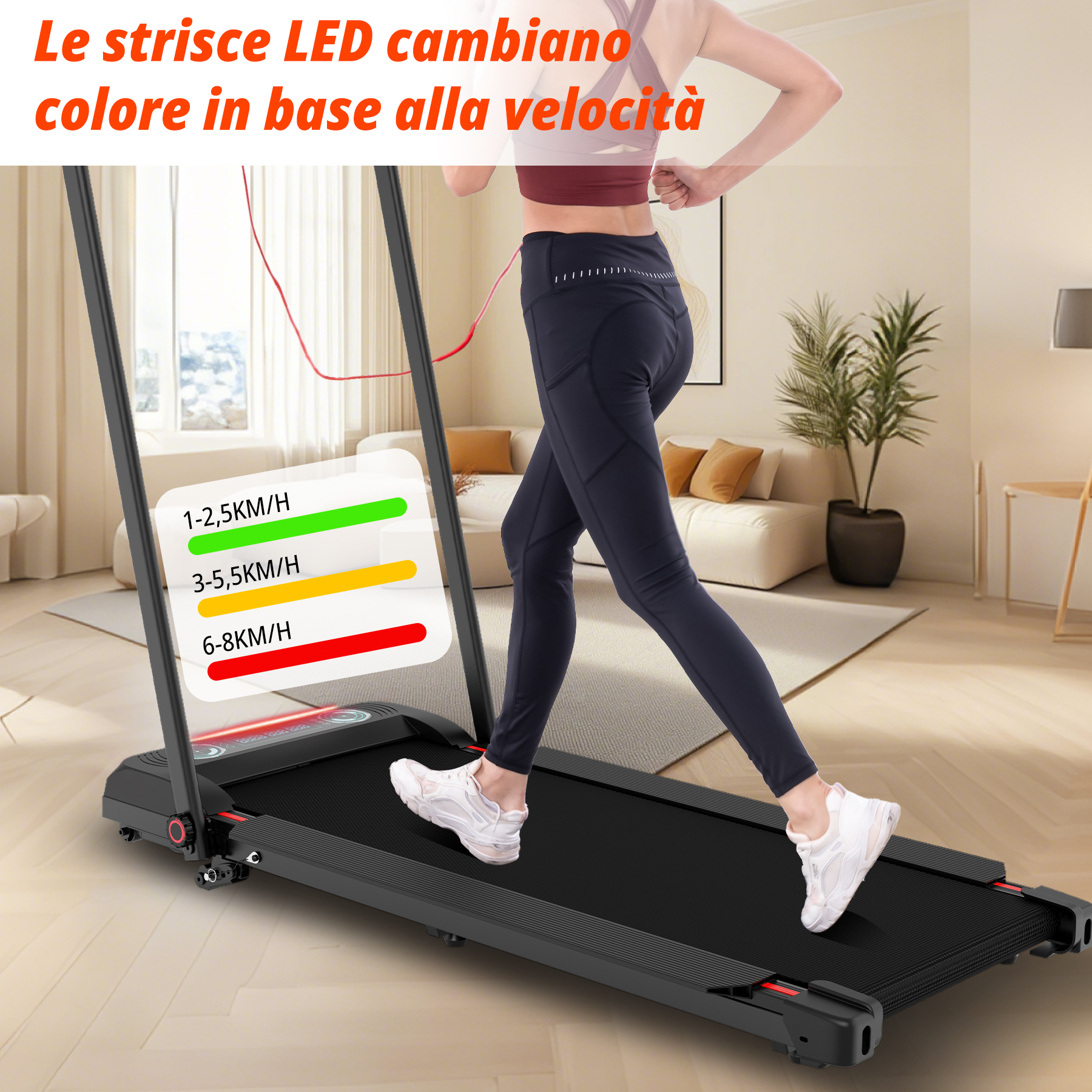 Una donna corre su un tapis roulant nero in una stanza luminosa, con divano e piante sullo sfondo.