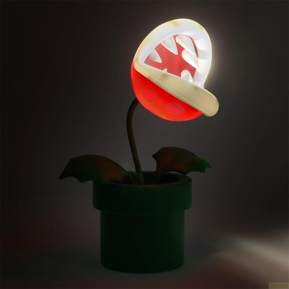 Eine Leuchte als Piranha-Pflanze aus Super Mario in einem grünen Topf auf dunklem Hintergrund.