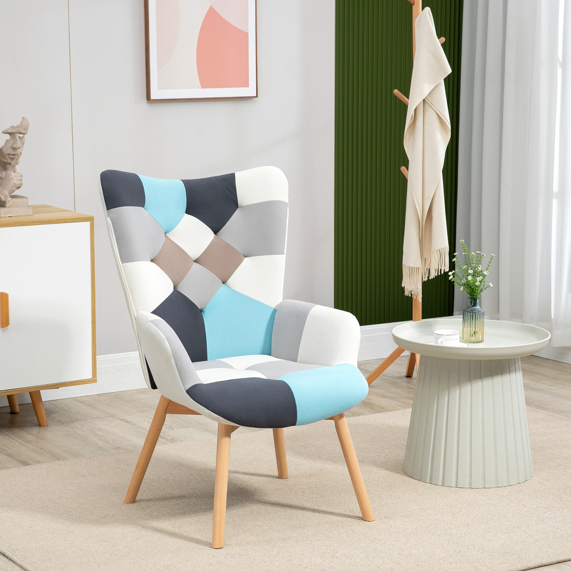 Una poltrona patchwork colorata si trova su un tappeto in una stanza con un tavolo rotondo e una parete decorativa.