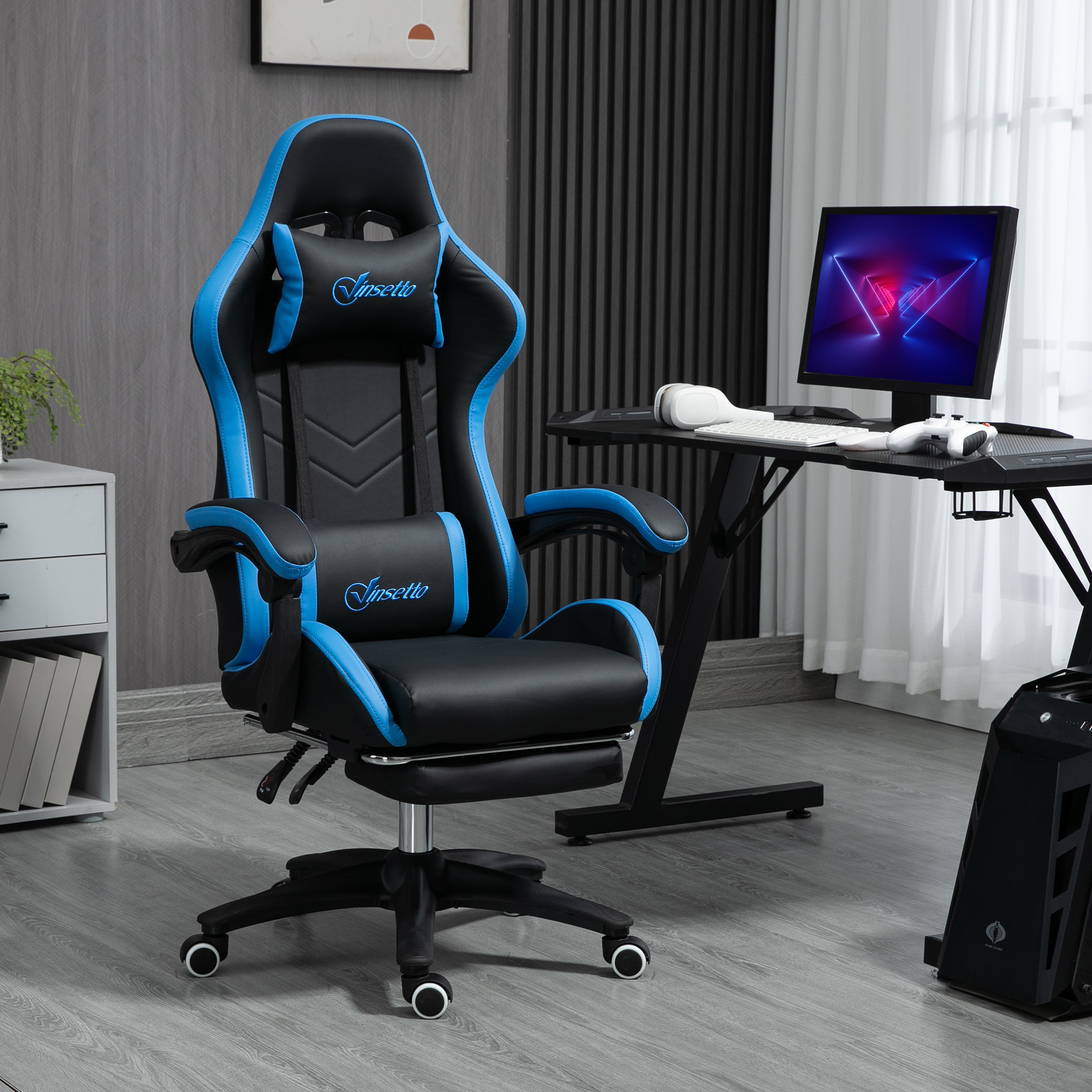 Una sedia da gaming blu e nera si trova in una stanza davanti a una scrivania con monitor.