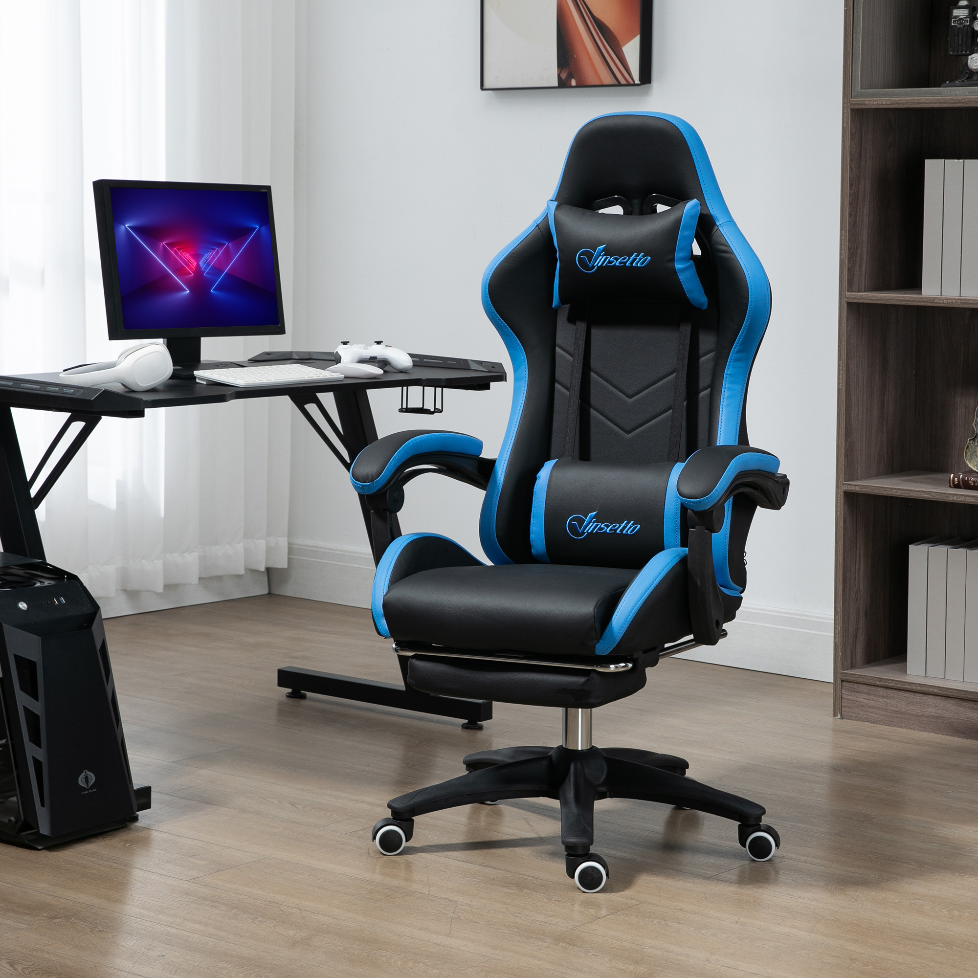 Una sedia da gaming nera e blu davanti a una scrivania con monitor in una stanza luminosa.
