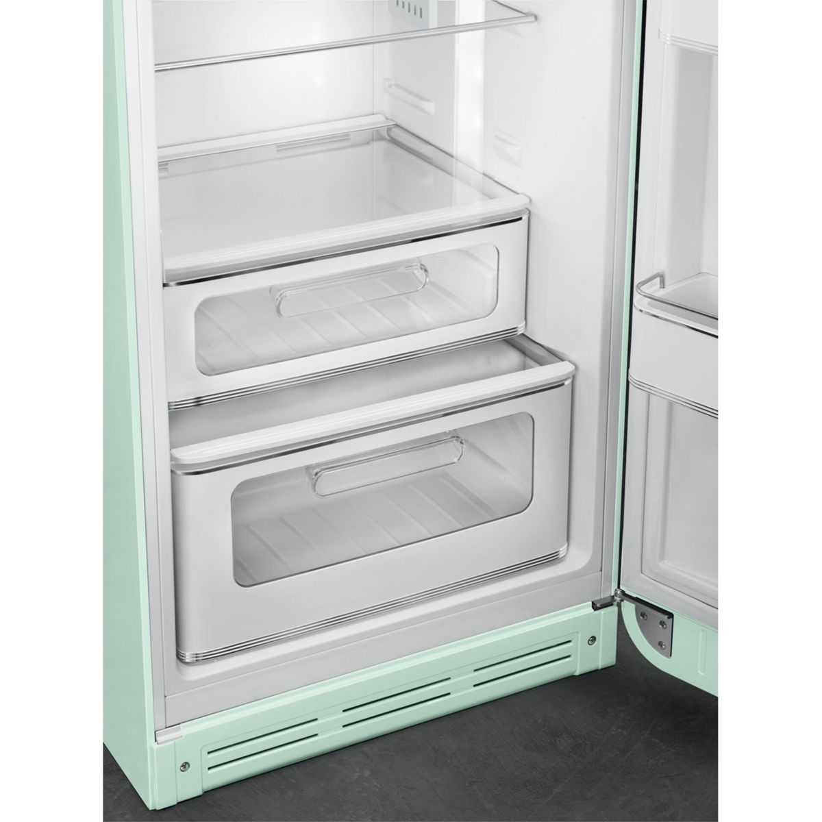 Refrigerador verde menta abierto con cajones de almacenamiento y estantes transparentes.