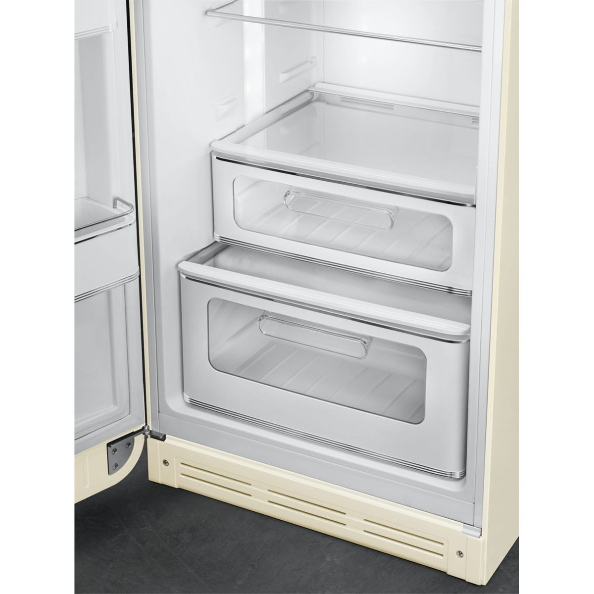 Refrigerador beige abierto con dos cajones transparentes abajo y estantes en la puerta a la izquierda.