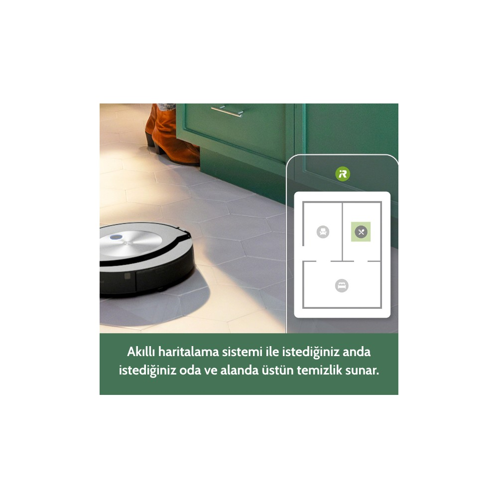 Yeşil dolaplar yanında karo zeminde robot süpürge ve sağda harita gösteren telefon.