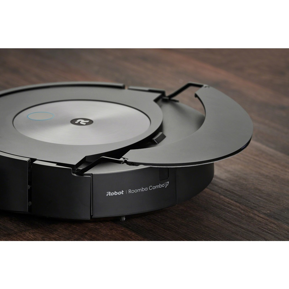 iRobot Roomba Combo j7 robot süpürge ve paspas, koyu renk ahşap zemin üzerinde paspas kolu açık halde duruyor.