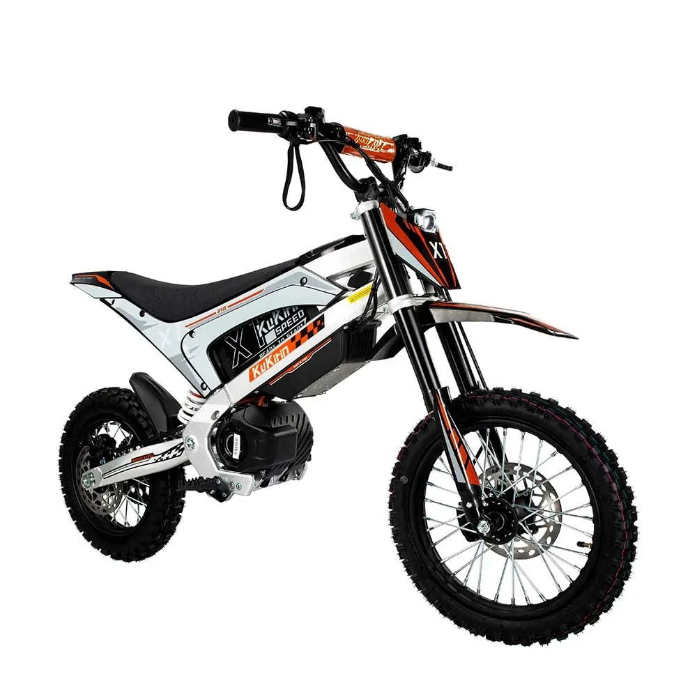 Ein weiß-schwarzes Kinder-Elektromotorrad mit orangefarbenen Akzenten und Stollenreifen vor weißem Hintergrund.