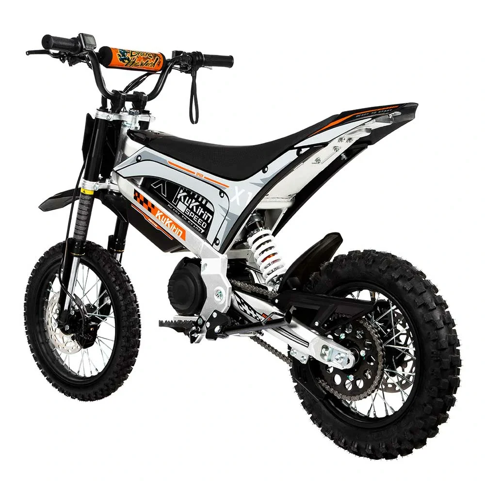 Ein silber-schwarzes Kinder-Elektromotorrad mit Stollenreifen und Aufschrift vor weißem Hintergrund.
