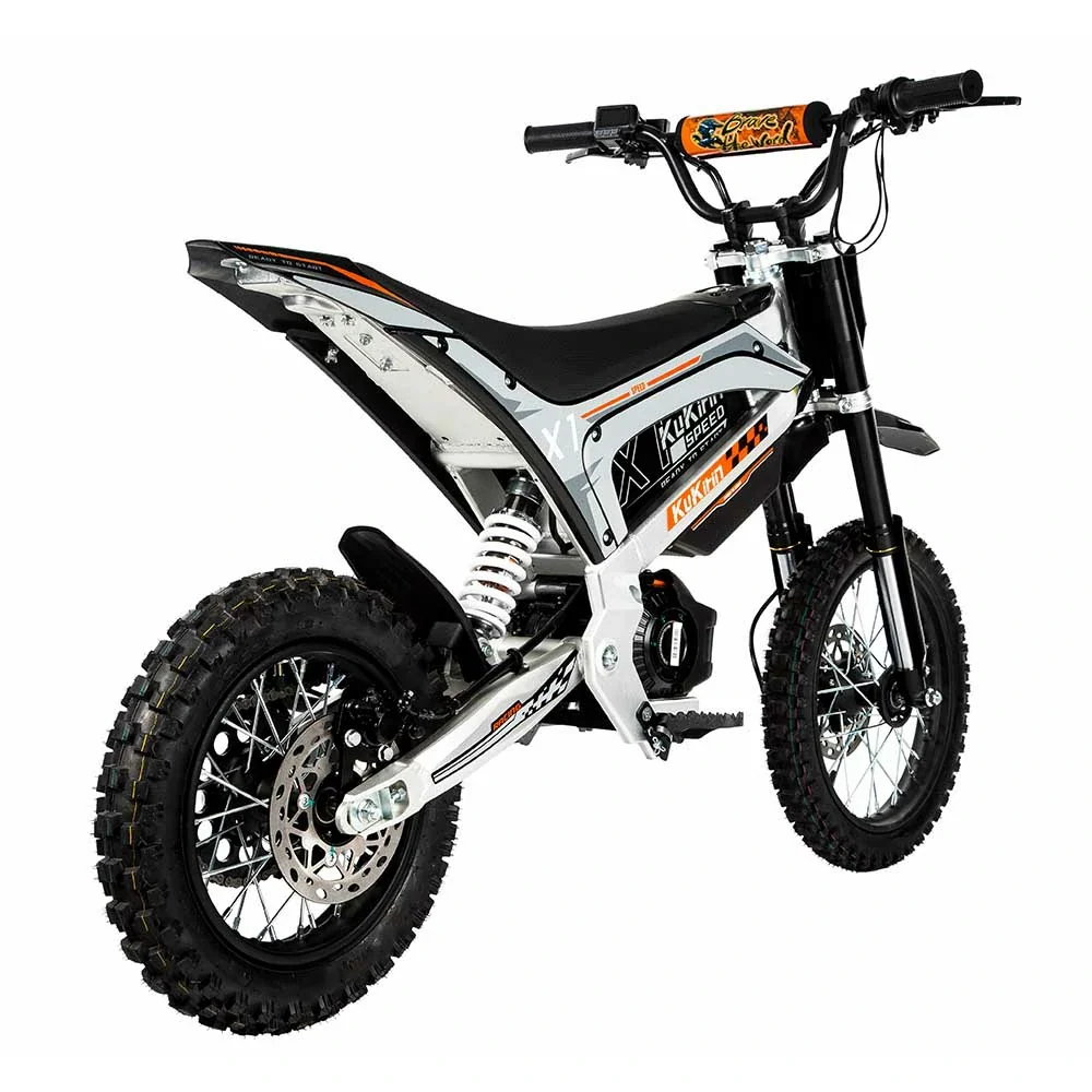 Una moto de cross eléctrica blanca y negra con neumáticos de tacos, frenos de disco y protector de manillar naranja.