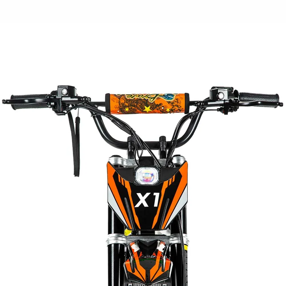 Vorderansicht eines E-Motorrad-Lenkers mit schwarzem und orangem X1-Design vor weißem Hintergrund.