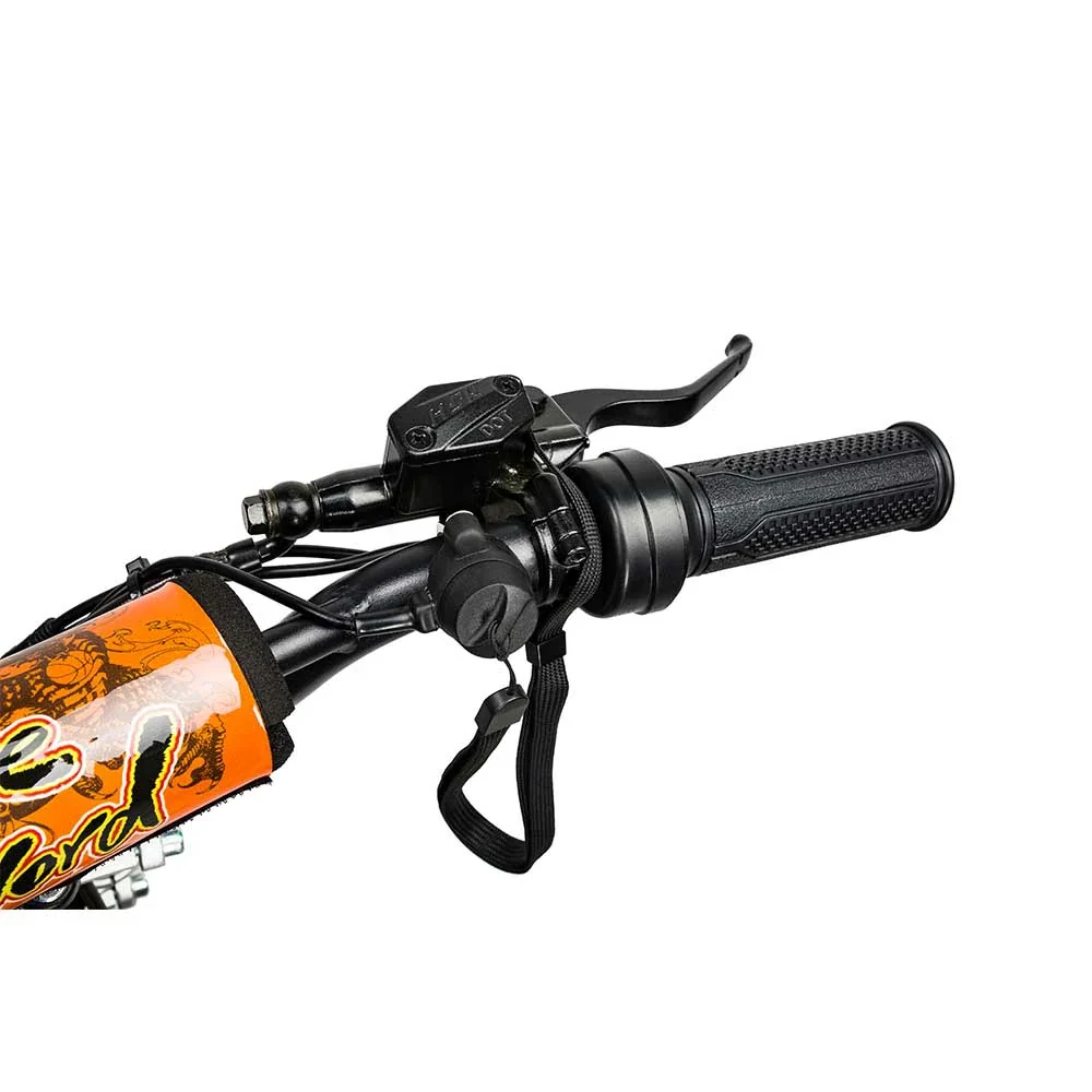 Schwarzer Motorradlenker mit Bremshebel, Griff und orangefarbenem Lenkerpolster auf weißem Hintergrund.