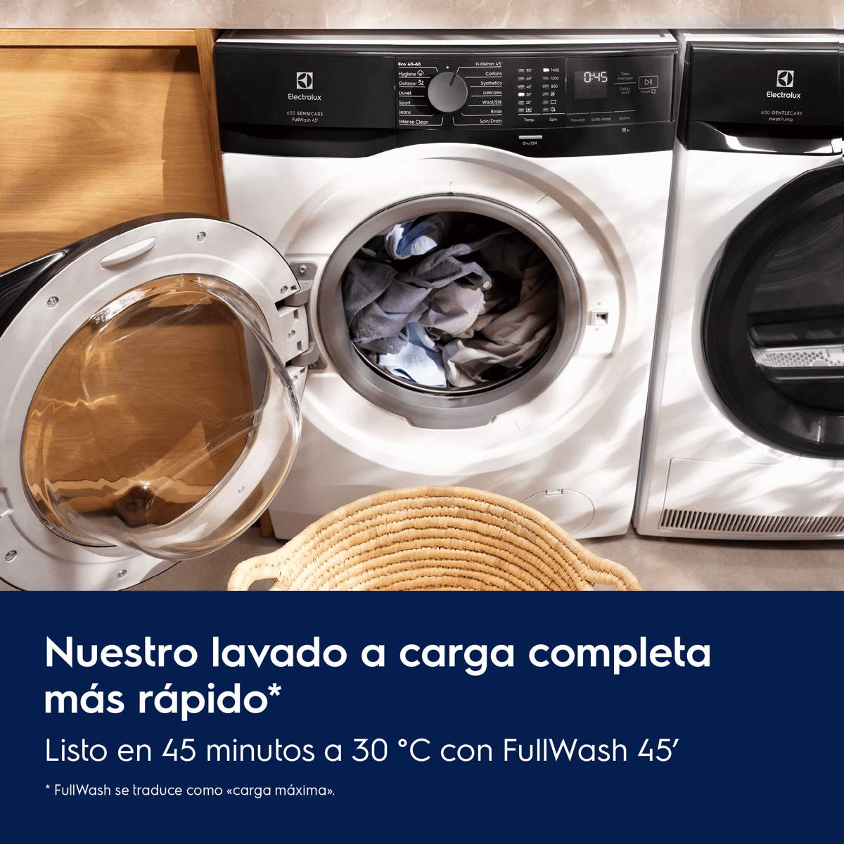 Una lavadora blanca Electrolux abierta está cargada de ropa, con una cesta de mimbre delante.