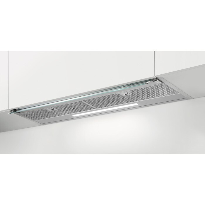 Campana extractora bajo mueble con filtros de rejilla de acero inoxidable e iluminación integrada.
