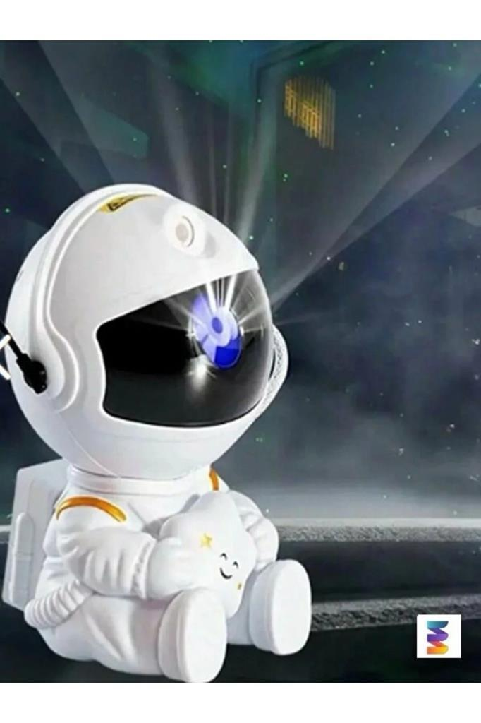 Işıklı kaska sahip beyaz bir astronot projektör duvara yıldızlar yansıtıyor.
